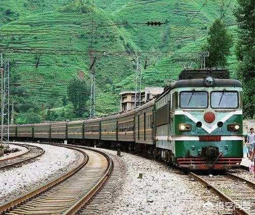 从绿皮火车里的“慢生活”到高铁里的“行稳致远”