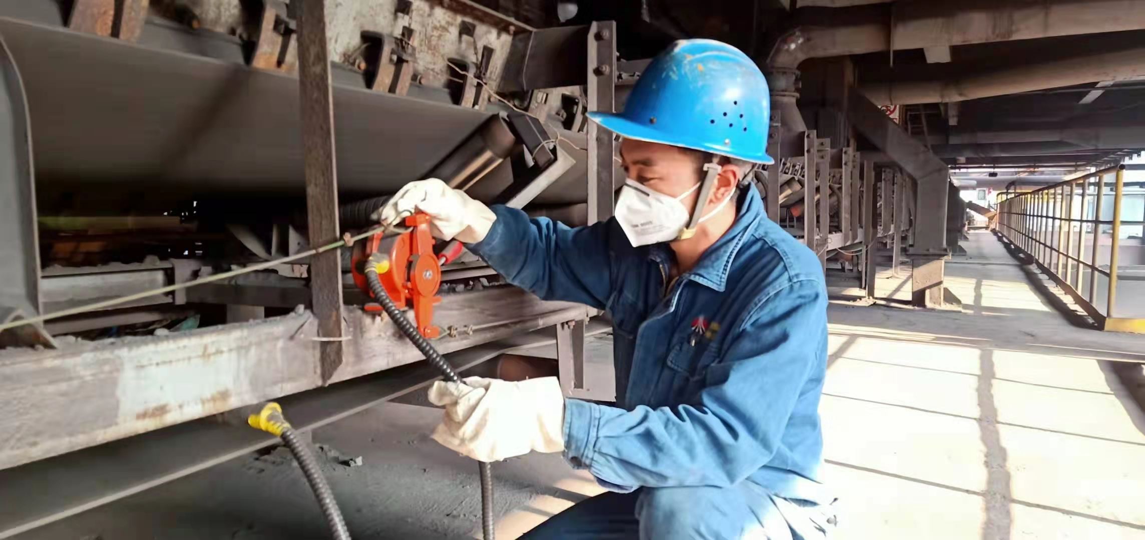 "大干红五月,我要开好头"李青华是一名新进原料丙班的皮带工,别看他来