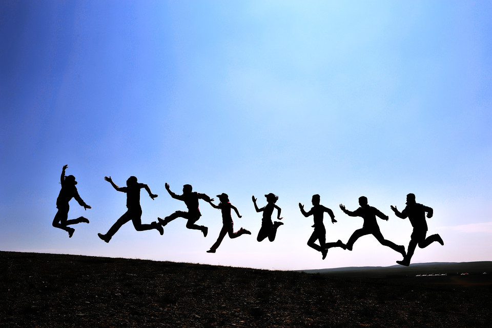 苦难谱成诗，青春正当时