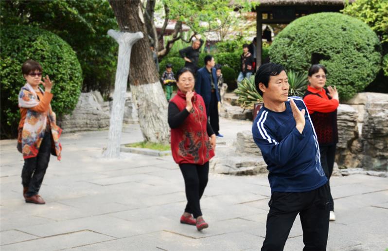 跳广场舞的大叔