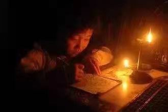 煤油灯下的读书人