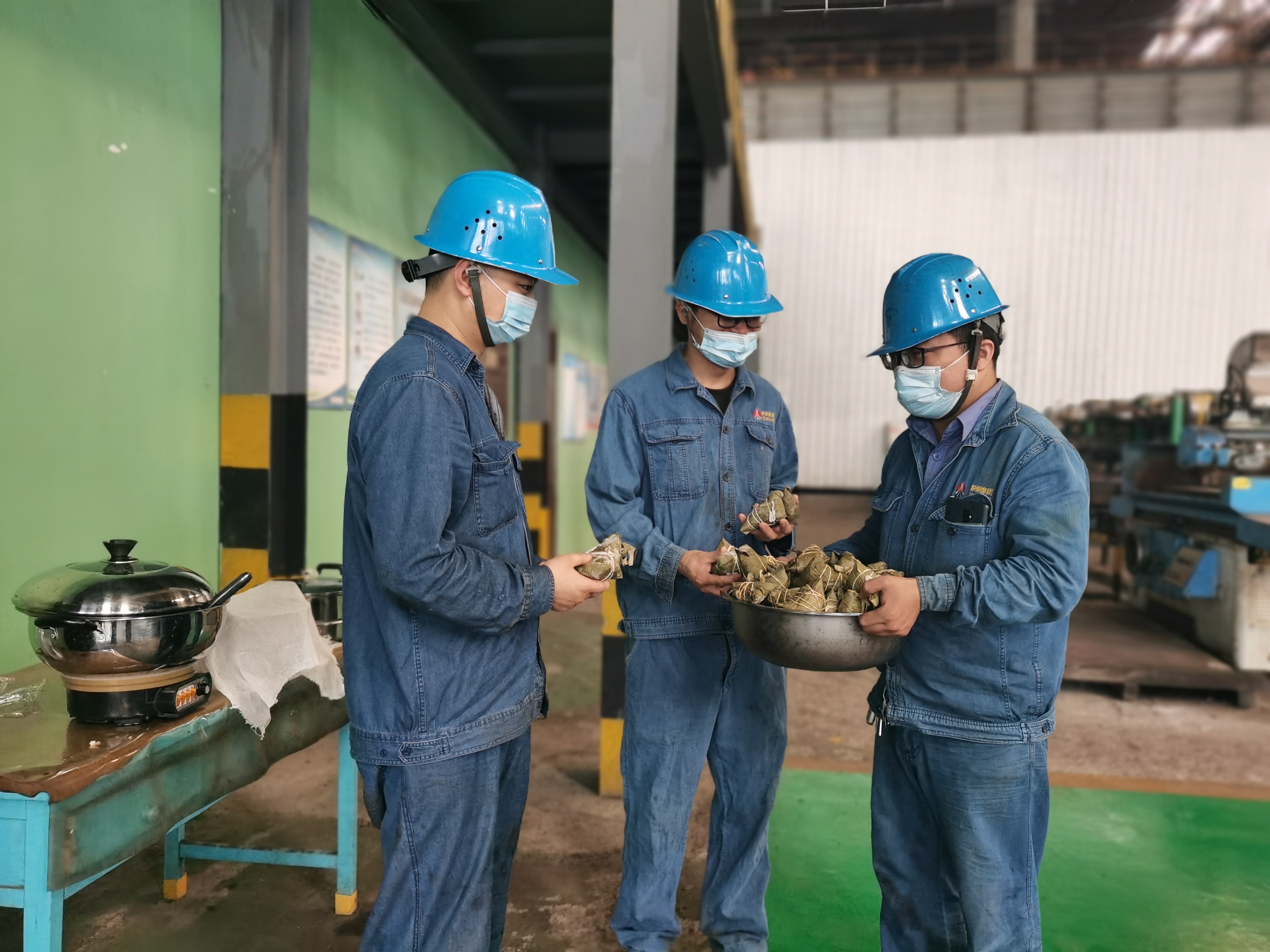 一米一叶“粽”是爱  一线一心显真情