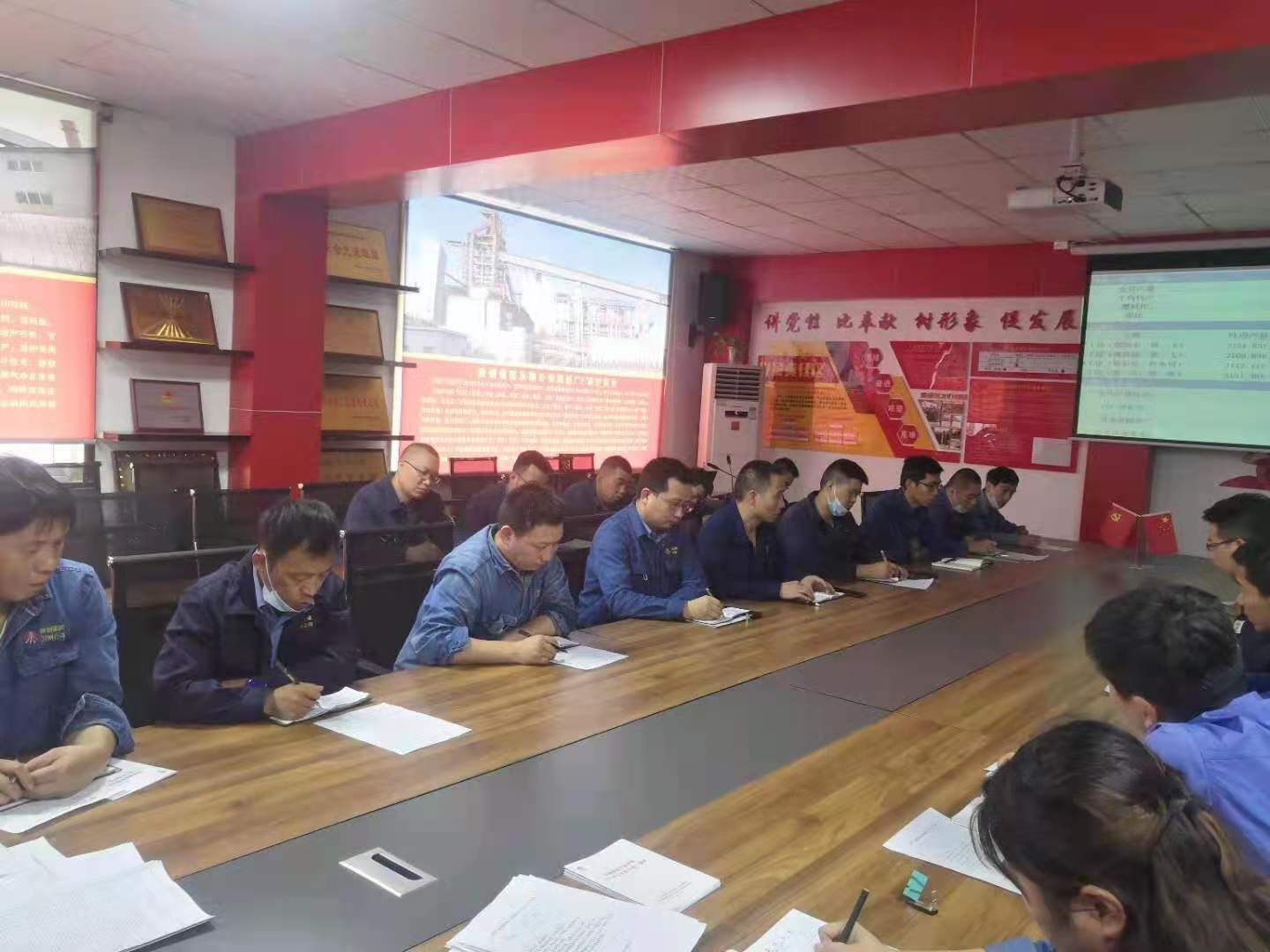 思维破冰,带来行动突围 ——炼铁厂2高炉持续推进高效生产纪实 思维破冰,带来行动突围 ——炼铁厂2高炉持续推进高效生产纪实