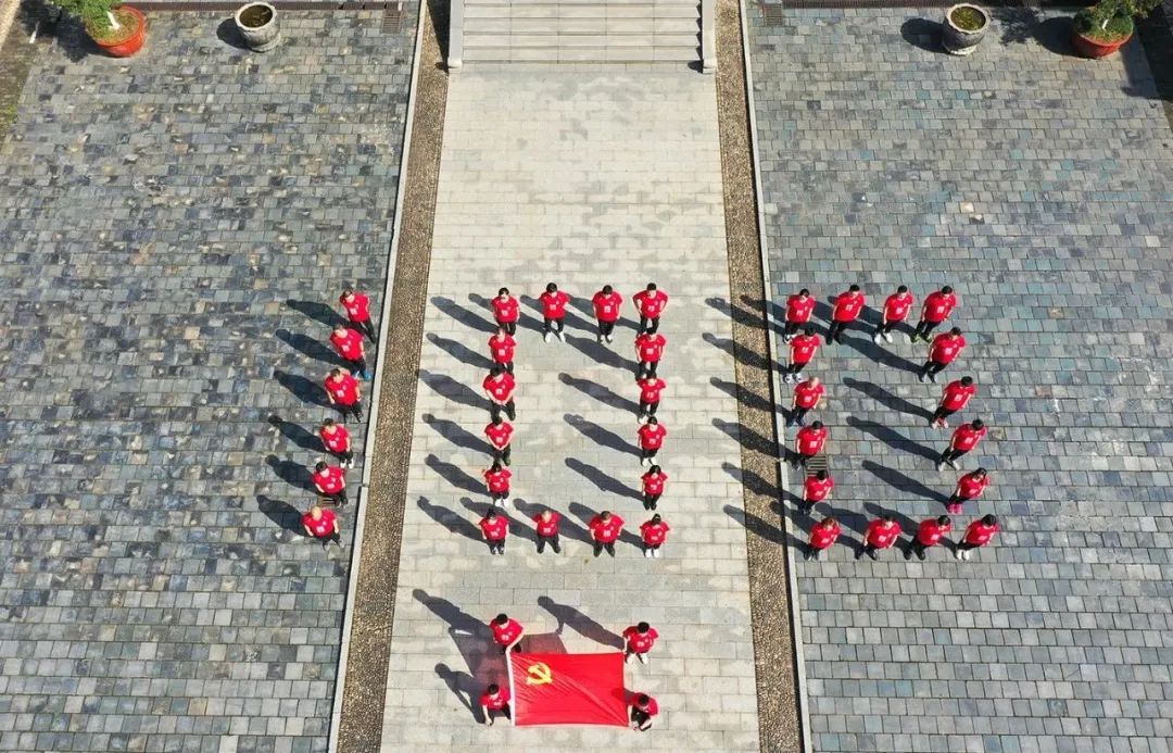 宣誓中蓄积前进力量,观影中坚定工作方向 宣誓中蓄积前进力量,观影中坚定工作方向