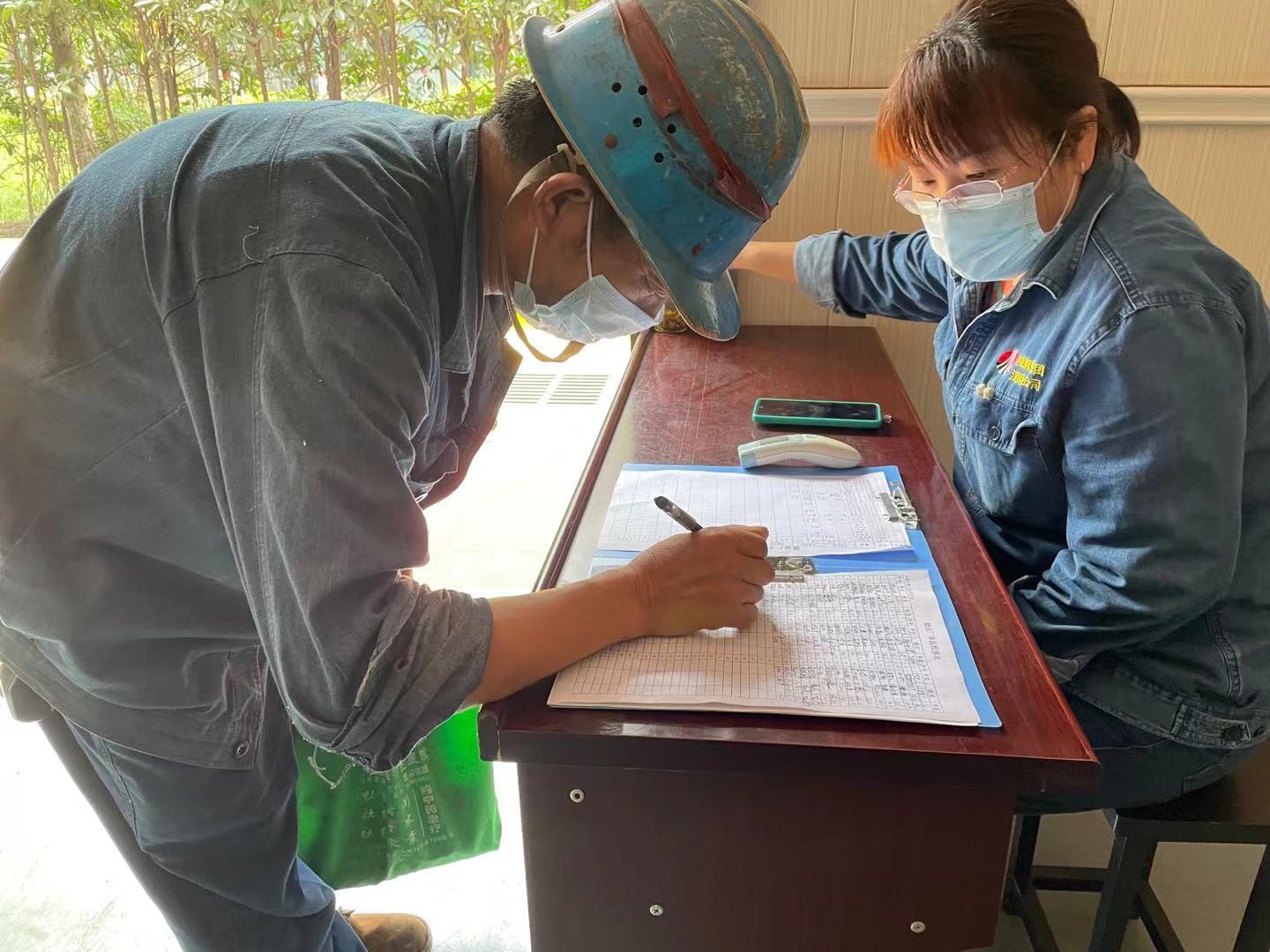 严守疫情防控和安全生产“双防线” 严守疫情防控和安全生产“双防线”