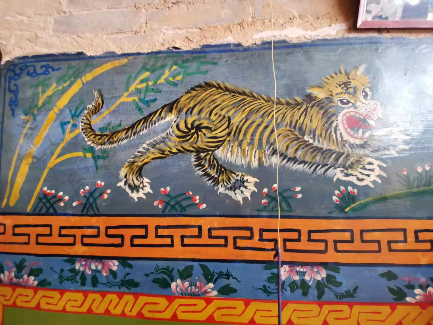 土窑洞里的炕围子