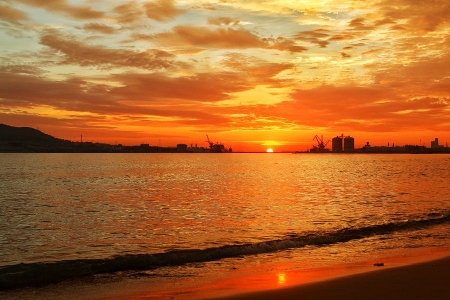 曙光在前，奔赴漫道雄关