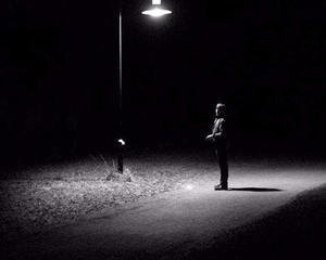 石桥路灯下的身影