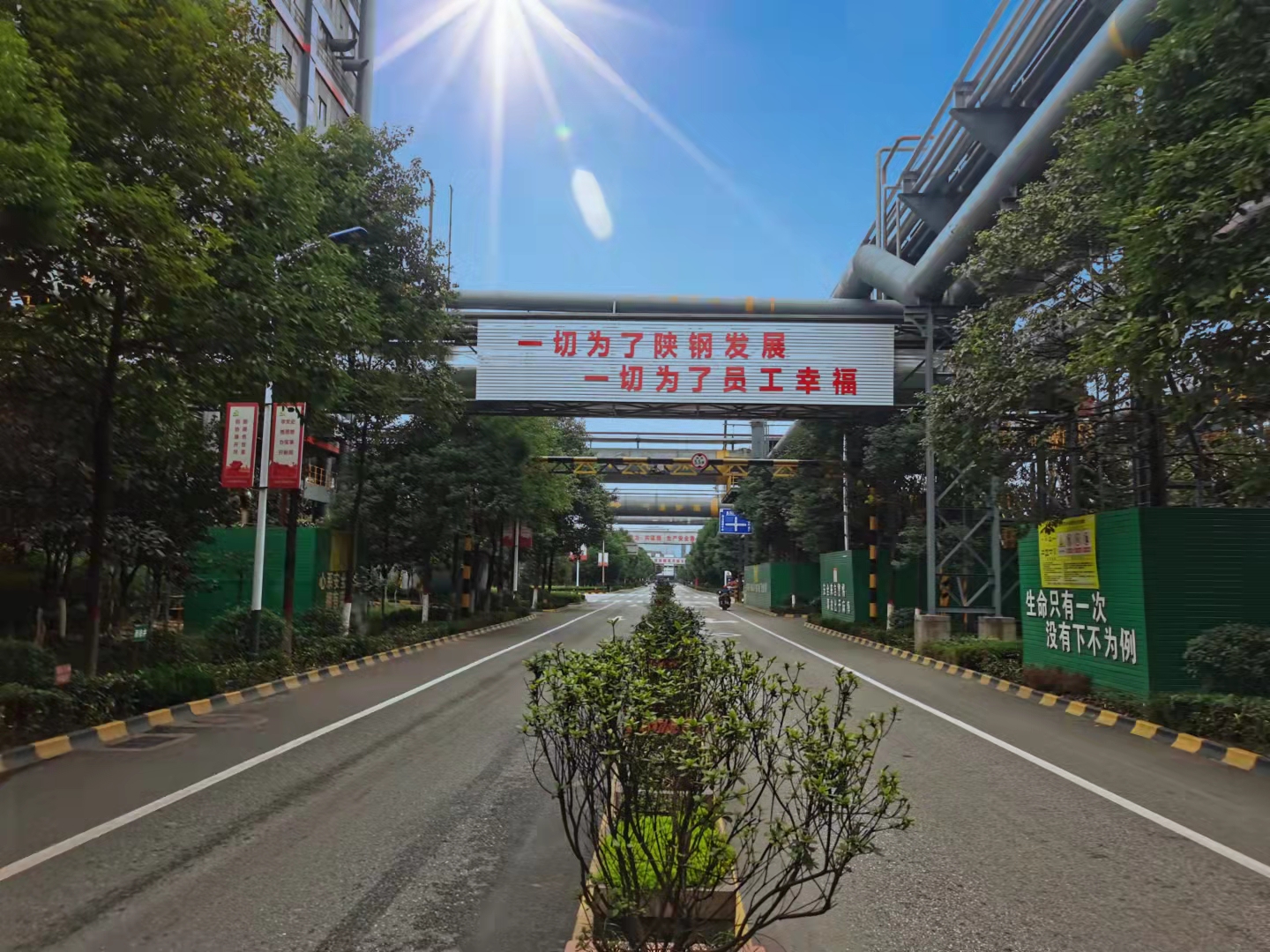 钢城秋色醉人心 十月奋斗正当时