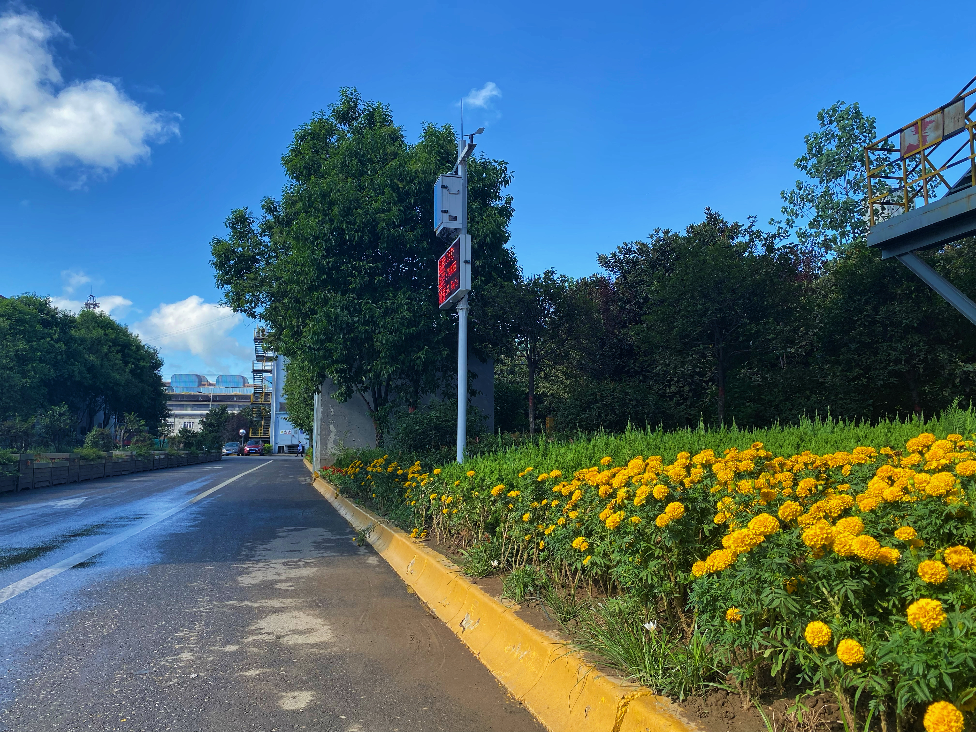 钢城秋色醉人心 十月奋斗正当时