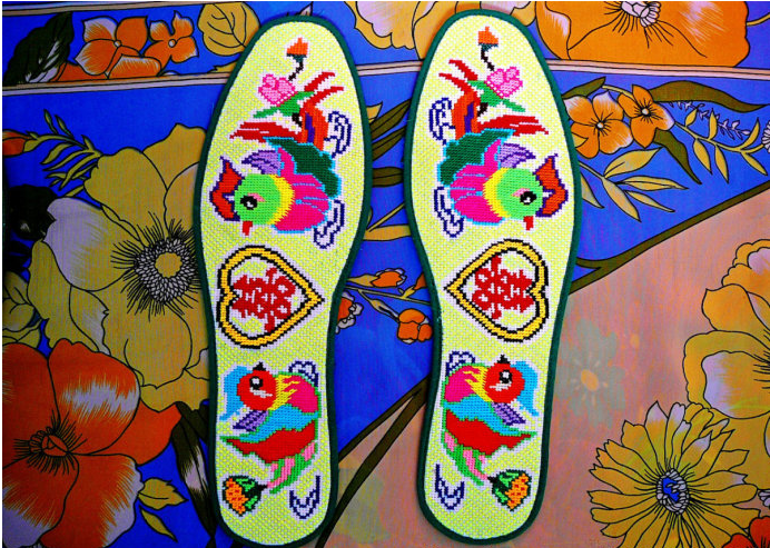 母亲的绣花鞋垫