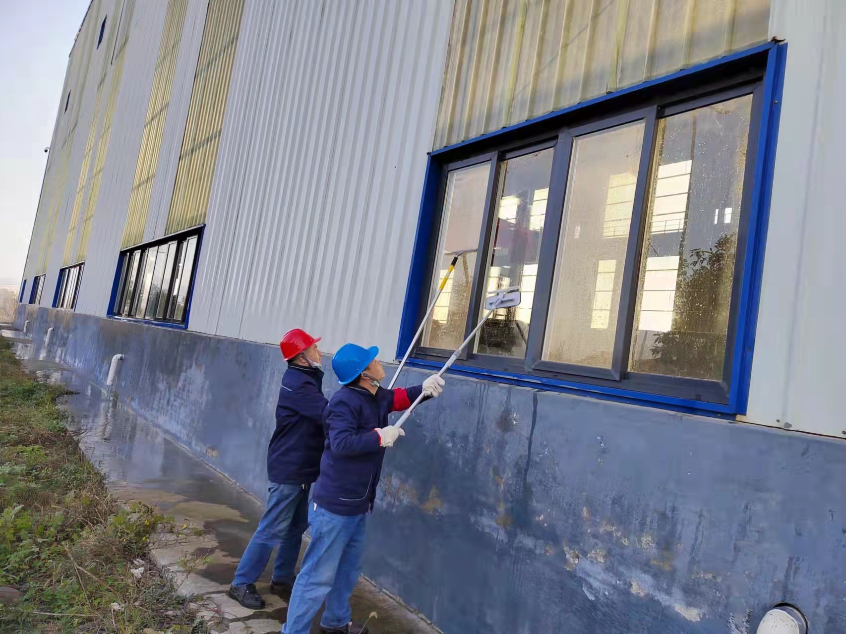 初冬不畏寒?清扫护家园 初冬不畏寒?清扫护家园