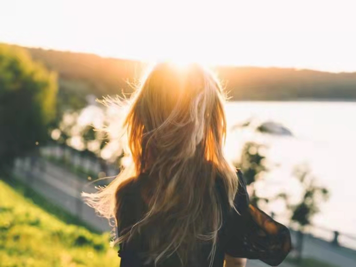 吹葫芦丝的女孩