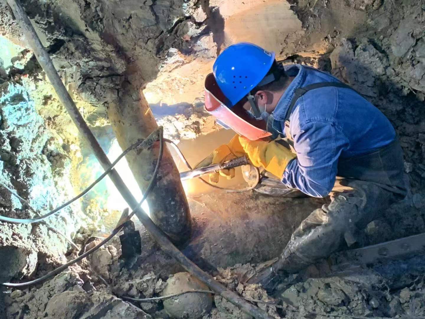 嘿,夜归人,这里有光...... 嘿,夜归人,这里有光......