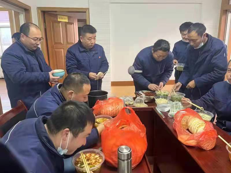 冬日暖心汤 浓浓工友情