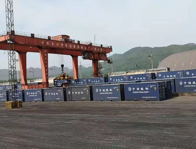 集装箱卸车喜迎新年开门红！