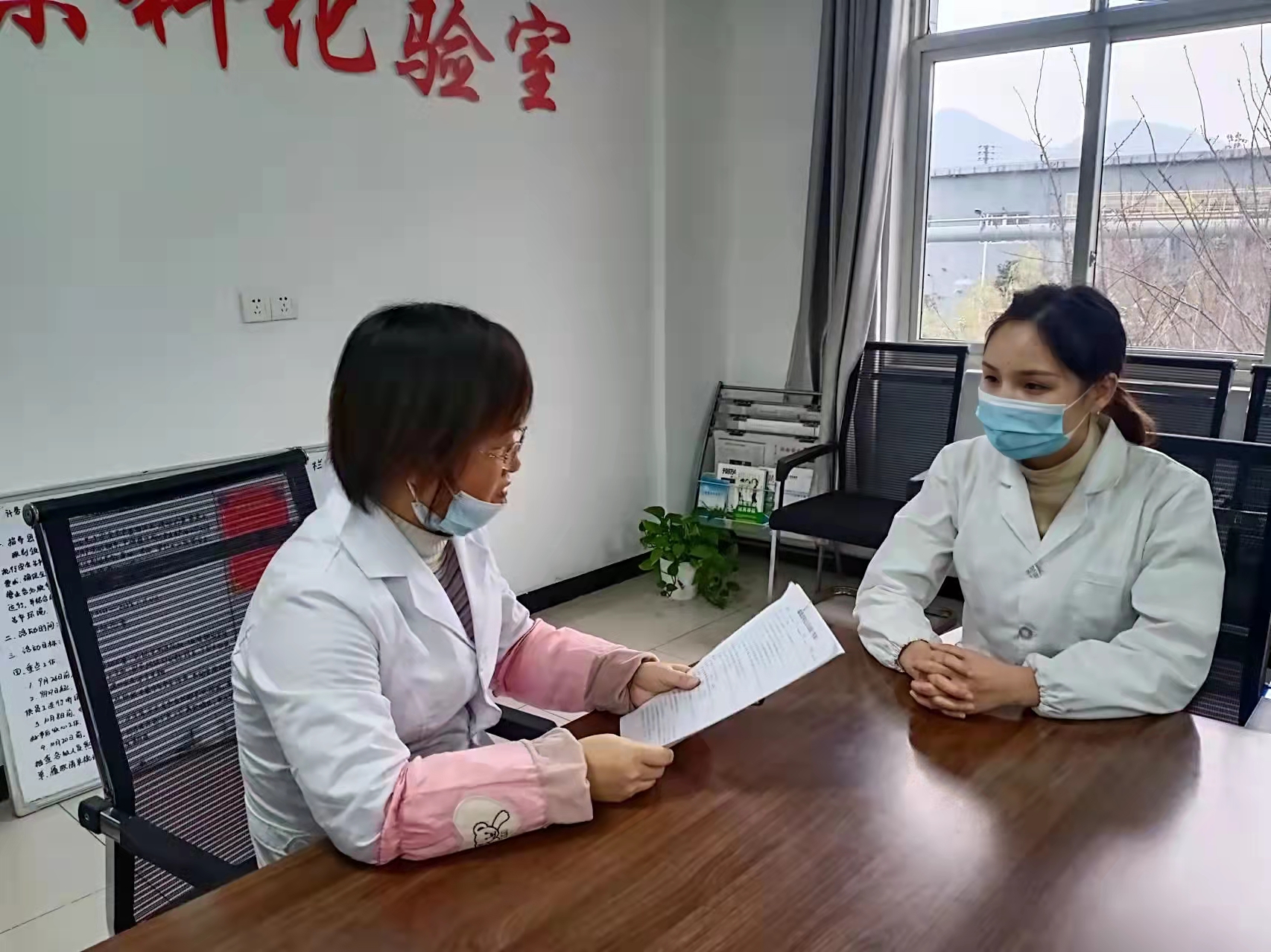 业精于勤,做数据保障的“守护者”——记汉钢公司第十届分析工“技术状元”范艳莹 业精于勤,做数据保障的“守护者”——记汉钢公司第十届分析工“技术状元”范艳莹