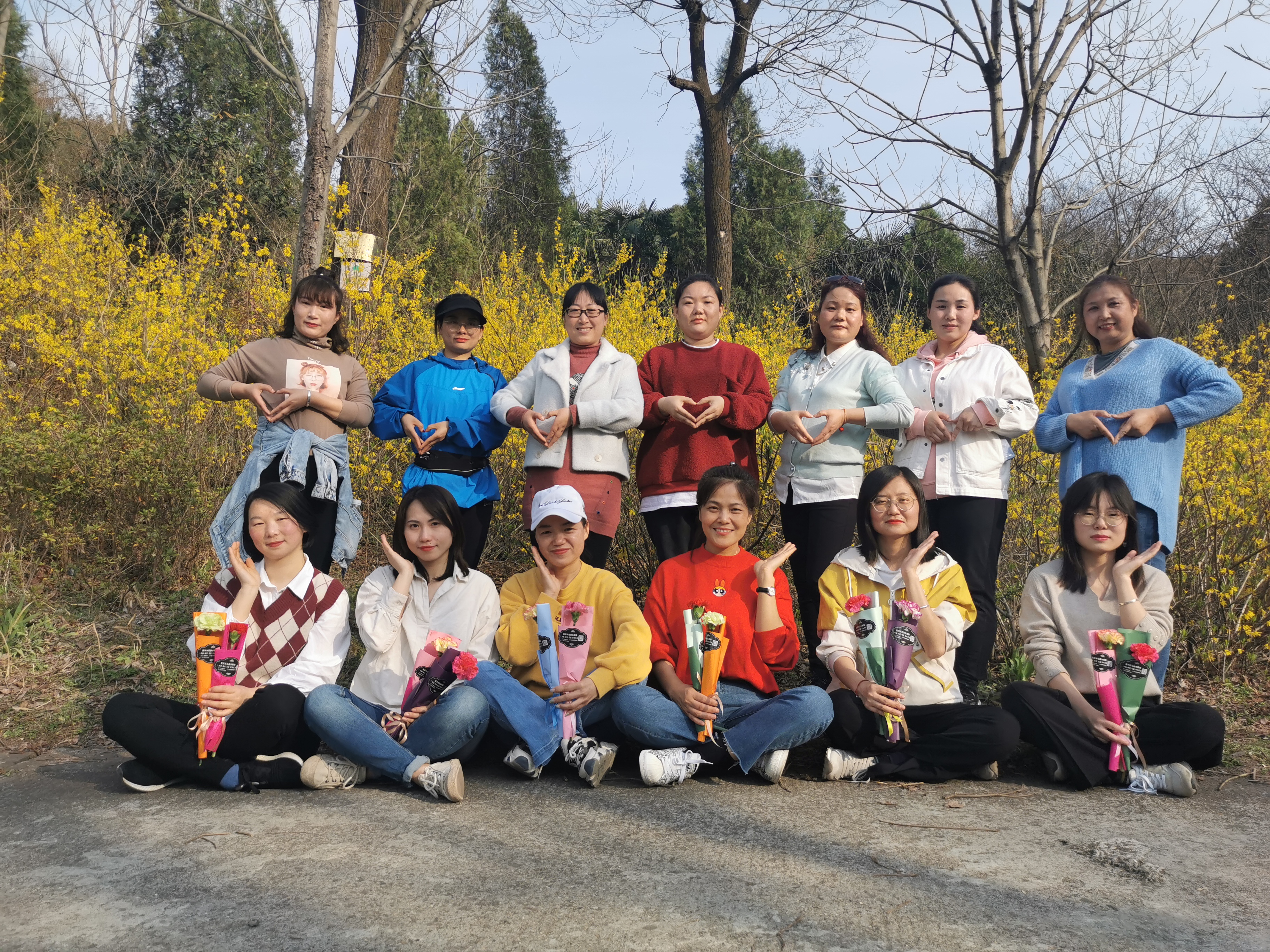 巾帼英姿展风采,担当奉献绽芳华 巾帼英姿展风采,担当奉献绽芳华