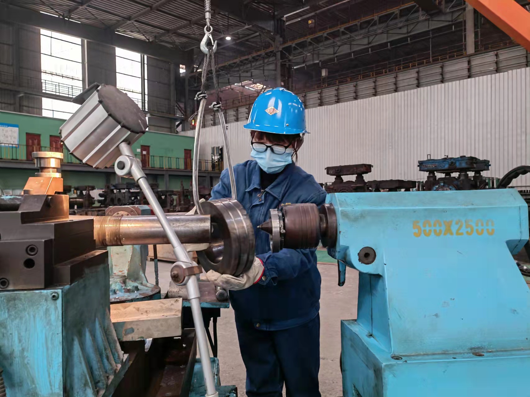 女工辊环搬运不再难 “微型”吊装“显身手” 女工辊环搬运不再难 “微型”吊装“显身手”