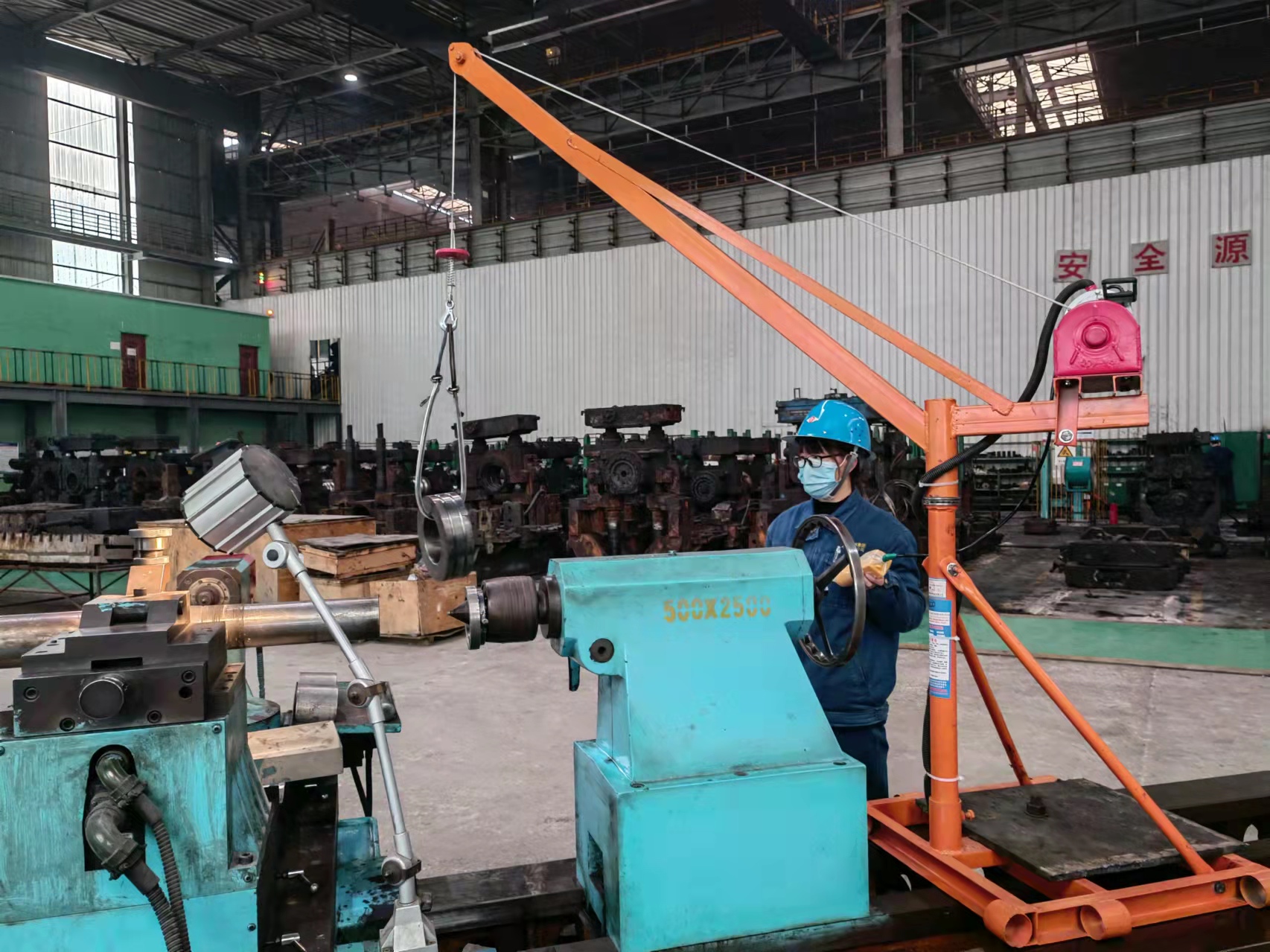 女工辊环搬运不再难 “微型”吊装“显身手” 女工辊环搬运不再难 “微型”吊装“显身手”