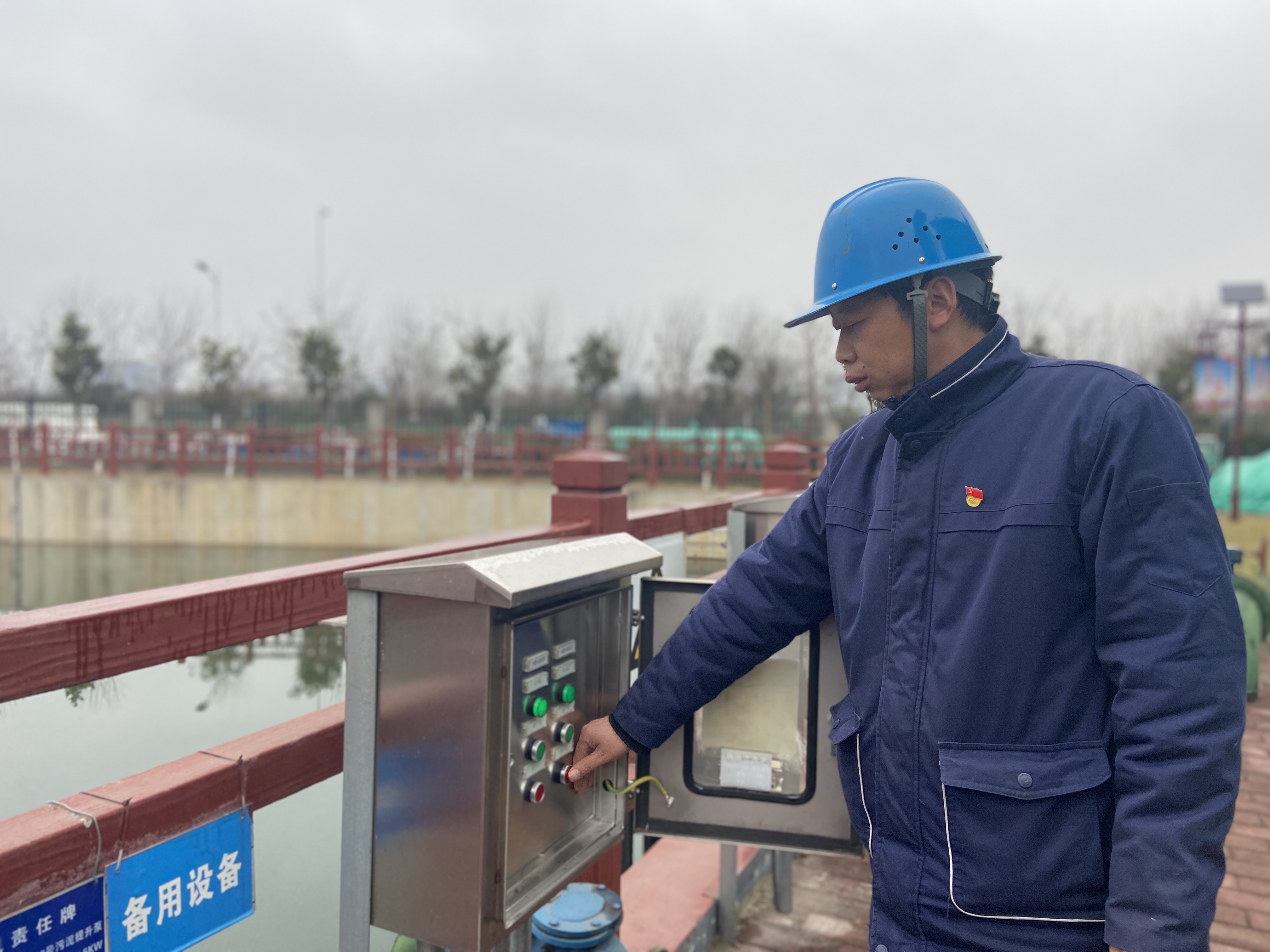 为了美丽钢城:寒冬里的坚守 为了美丽钢城:寒冬里的坚守