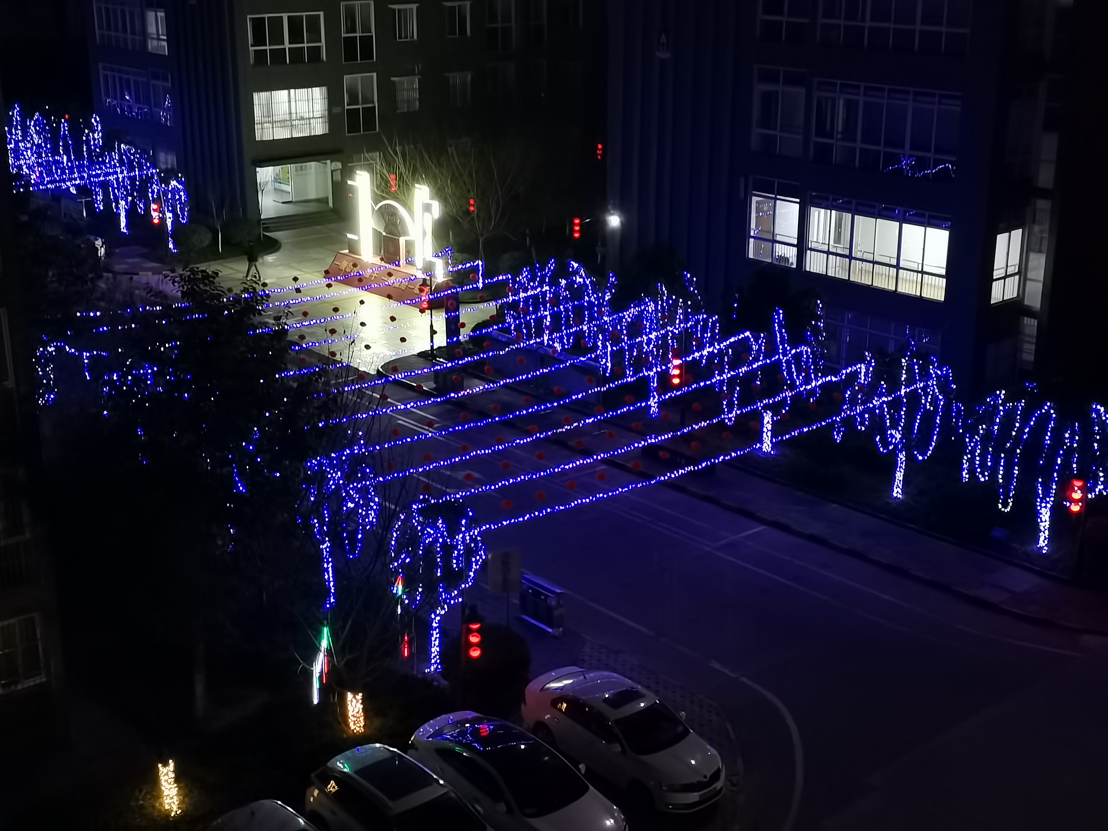 又是一年新春到  红红的灯笼美美的花 ——旅游后勤部精心开展春节氛围营造工作