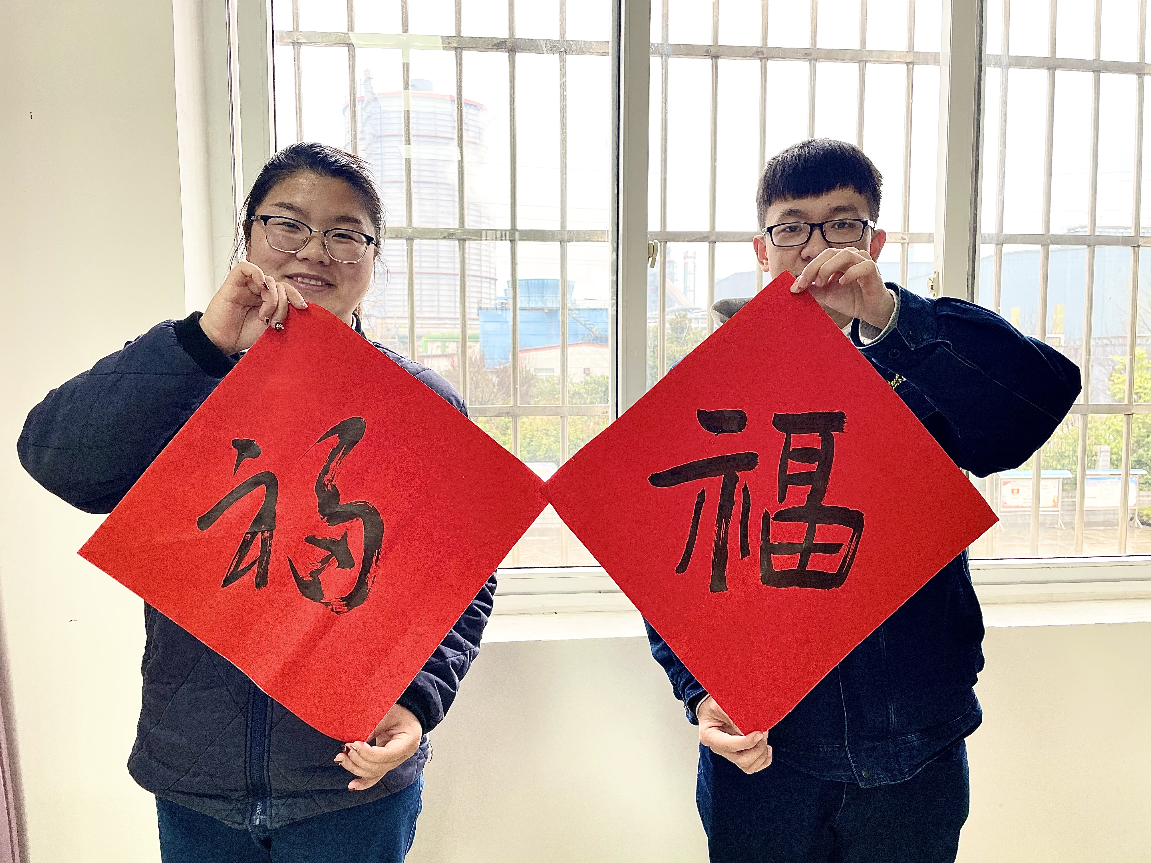 暖在身边 幸福不减 “就地过年”也有仪式感 暖在身边 幸福不减 “就地过年”也有仪式感