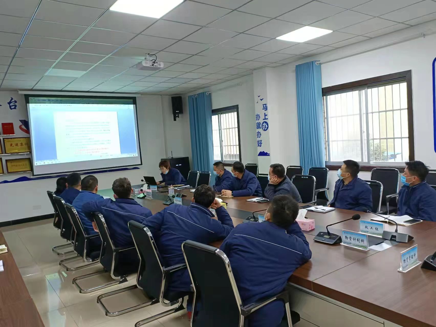 把“三心服务”摆到一线送到心坎