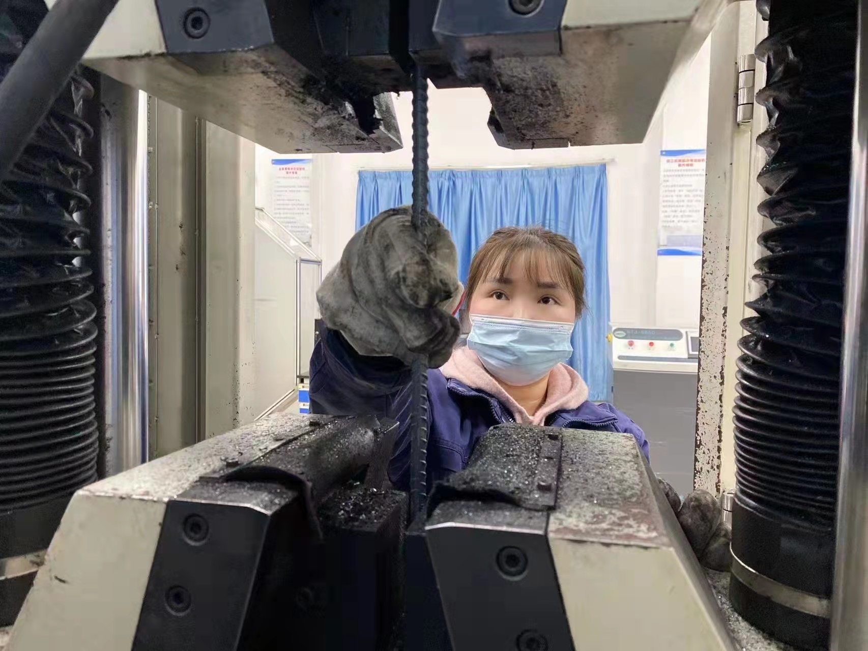 一样的节日 不变的坚守 一样的节日 不变的坚守