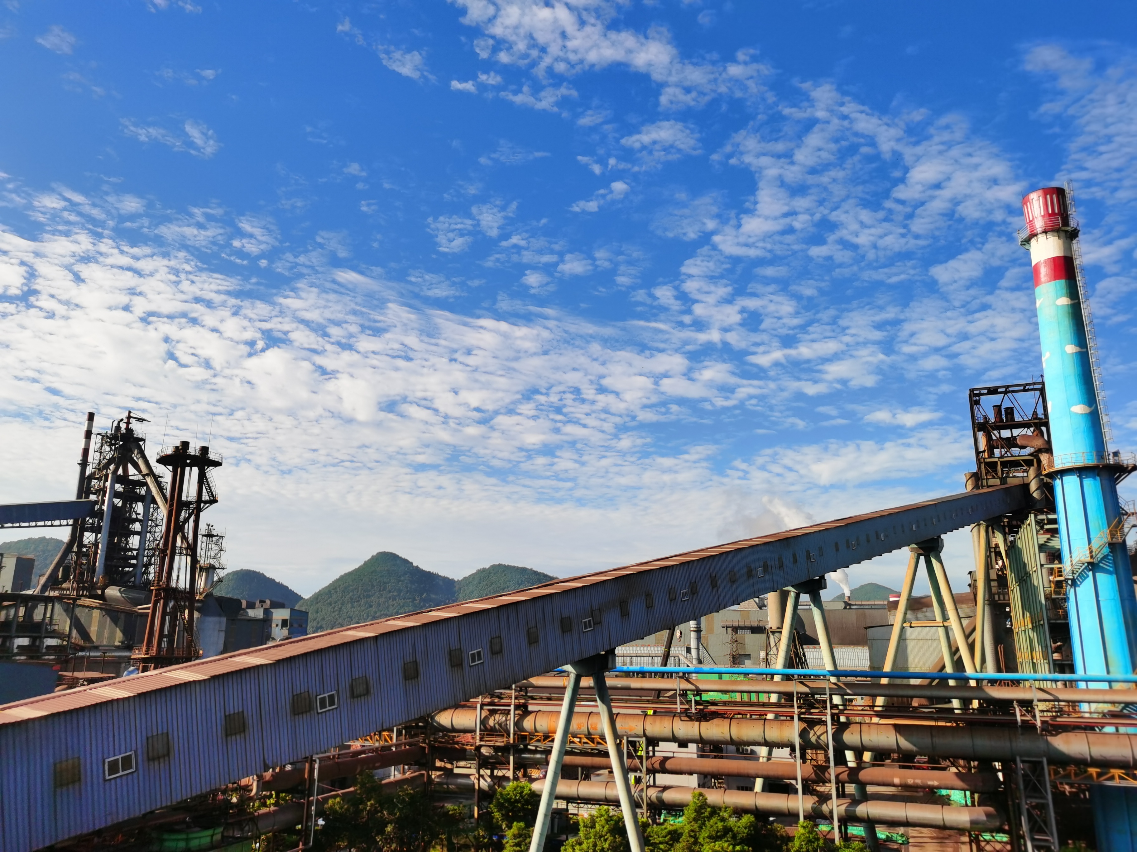 “党建红”引领“生态绿”绘就美丽炼铁新画卷 “党建红”引领“生态绿”绘就美丽炼铁新画卷