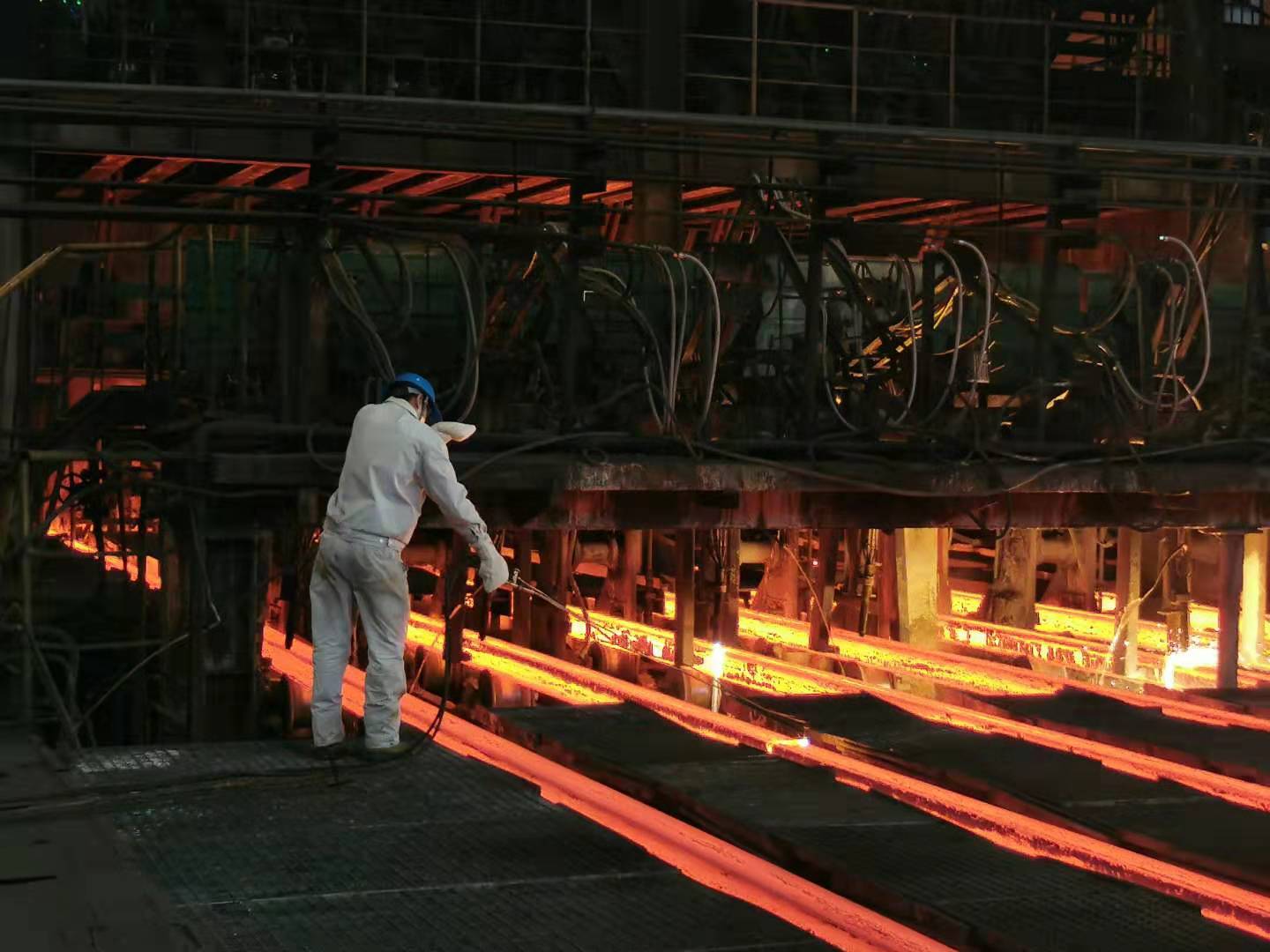 “三会”精神引领炼钢发展走上“快车道”