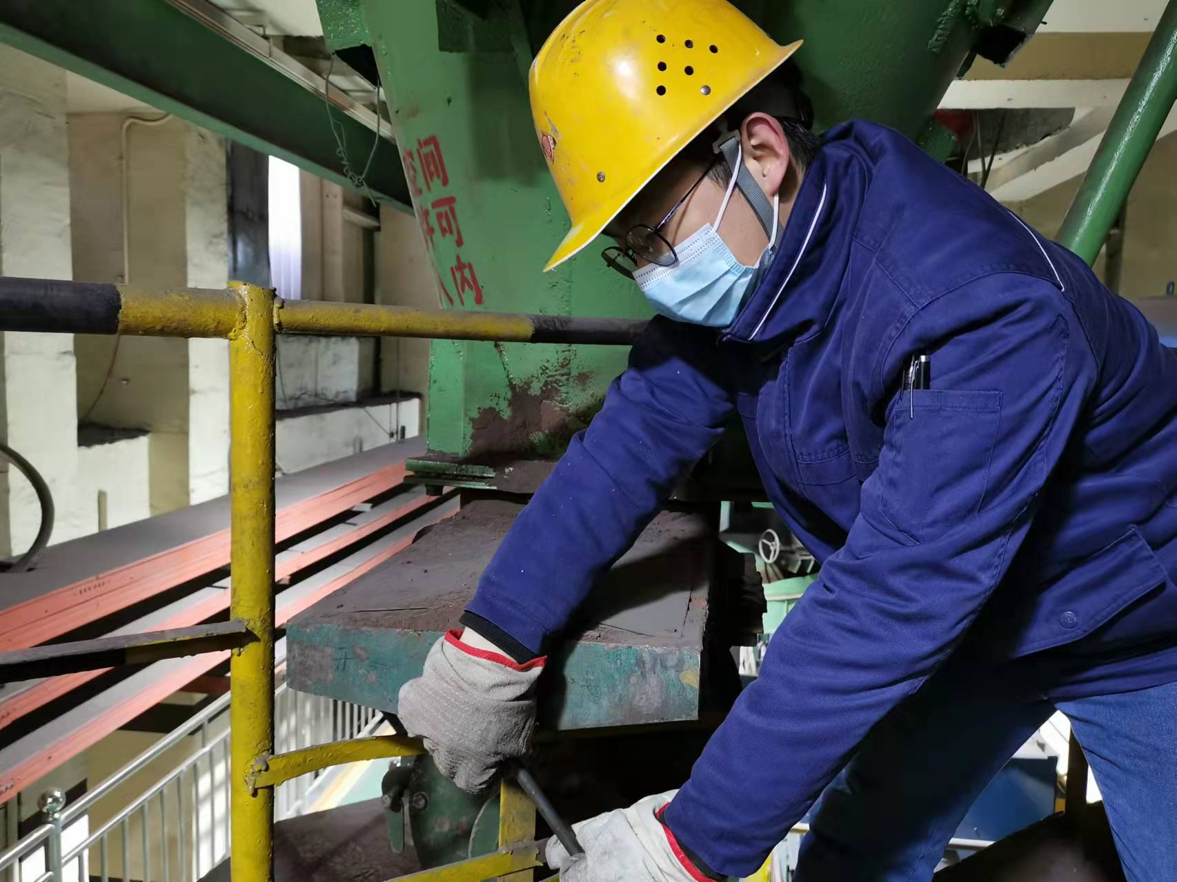 以奋斗为笔,书写精彩人生 记陕钢集团“先进工作者”唐安军 以奋斗为笔,书写精彩人生 记陕钢集团“先进工作者”唐安军