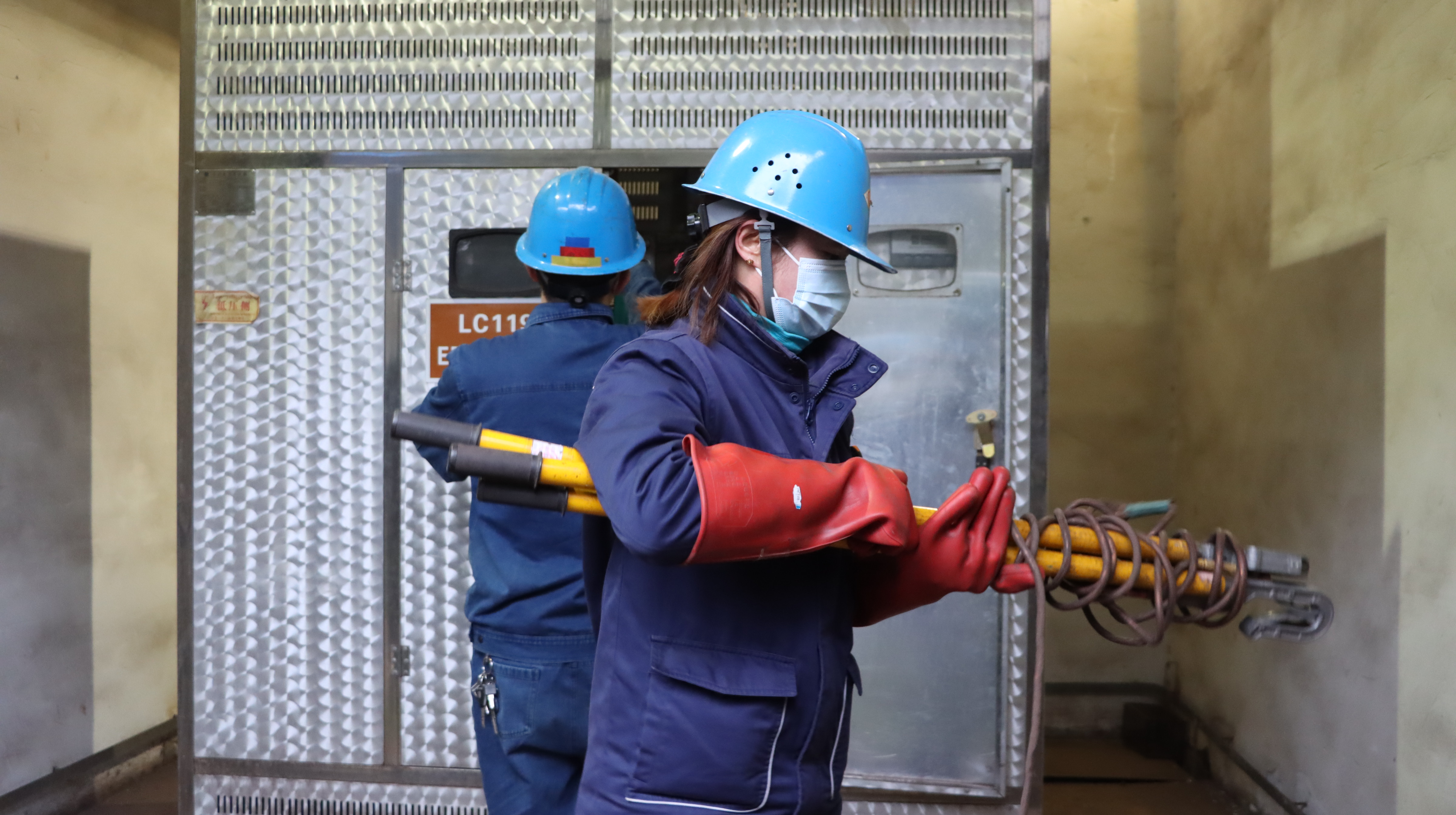 检修掠影：寒风冷雨中，有他们暖心守护