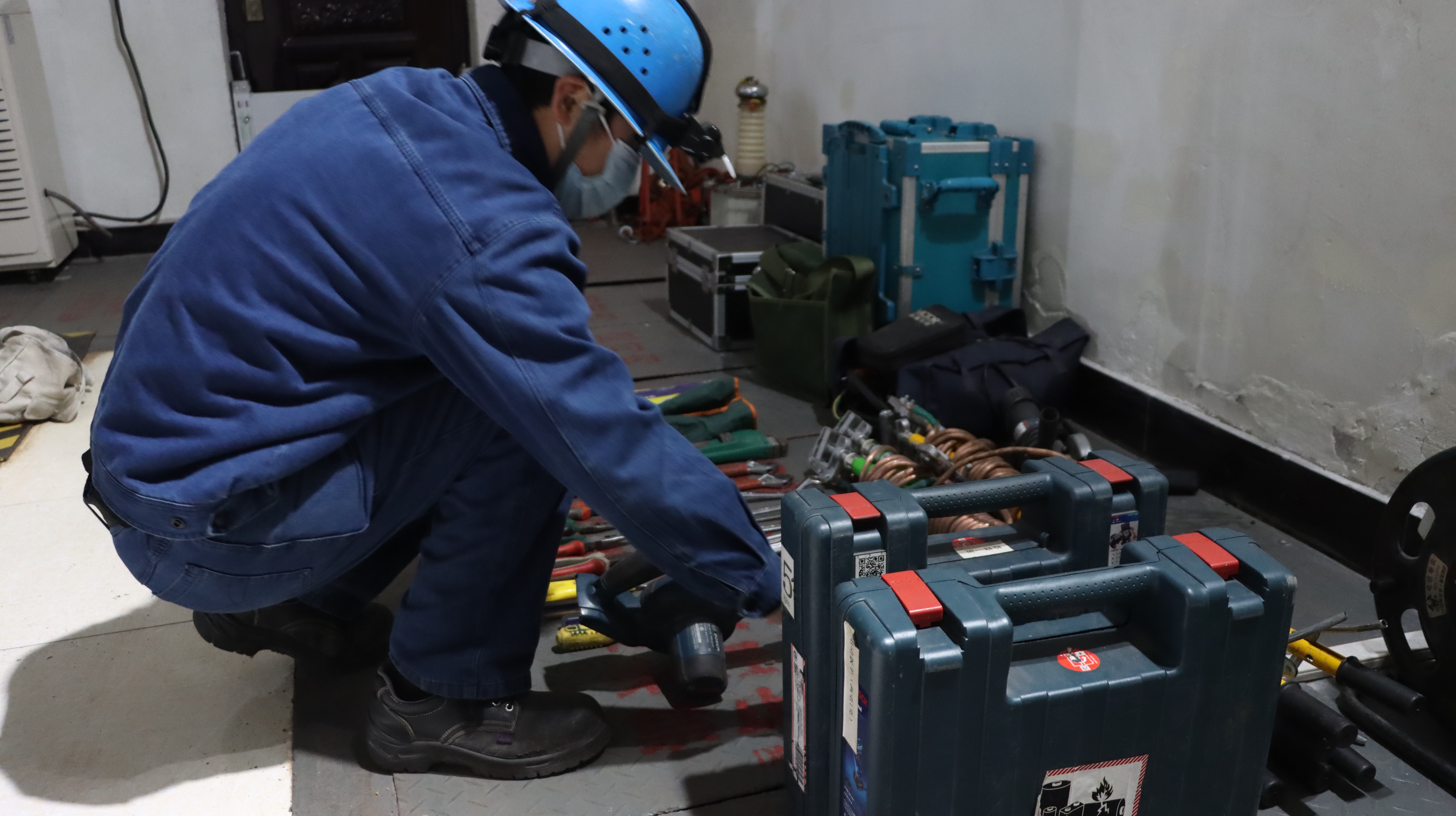 检修掠影：寒风冷雨中，有他们暖心守护