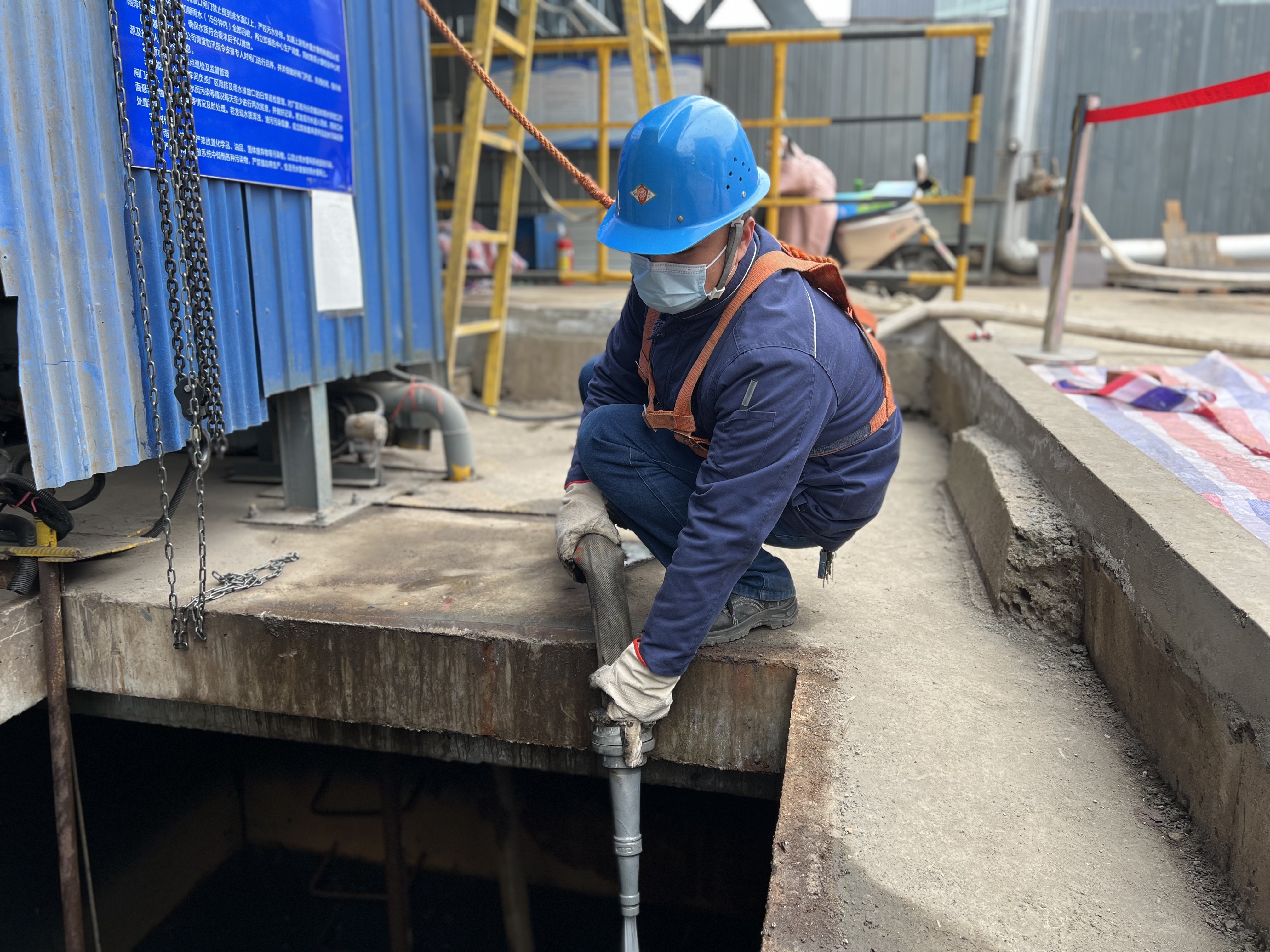 检修掠影：寒风冷雨中，有他们暖心守护