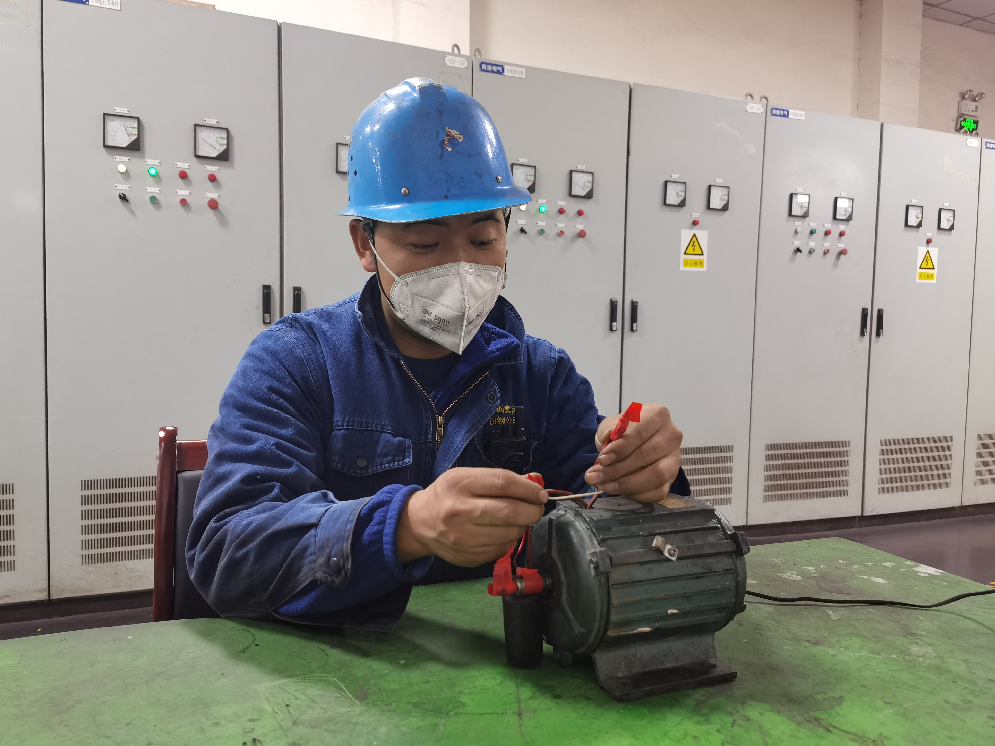 他是个维修达人  他叫余东东