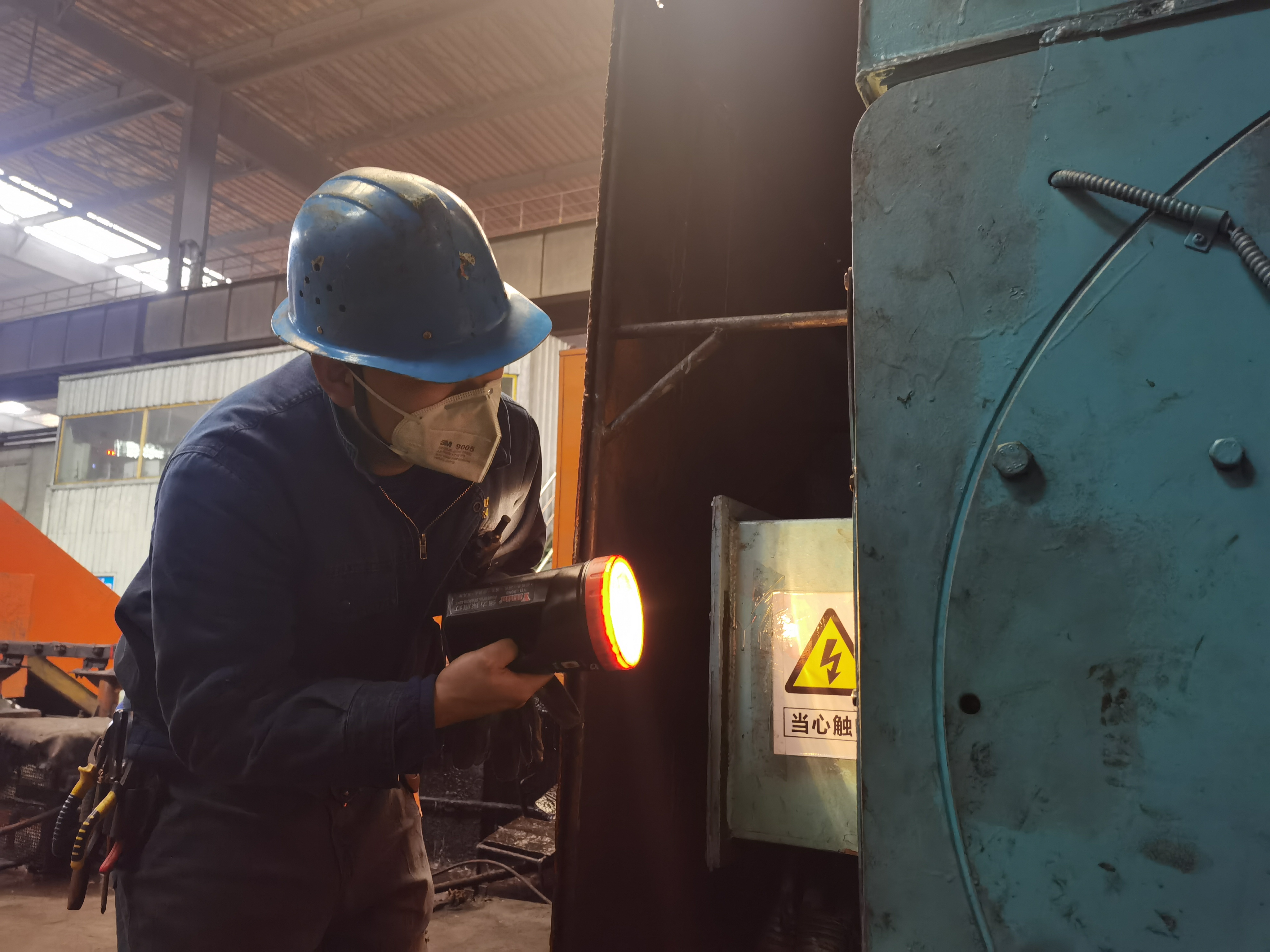 他是个维修达人  他叫余东东