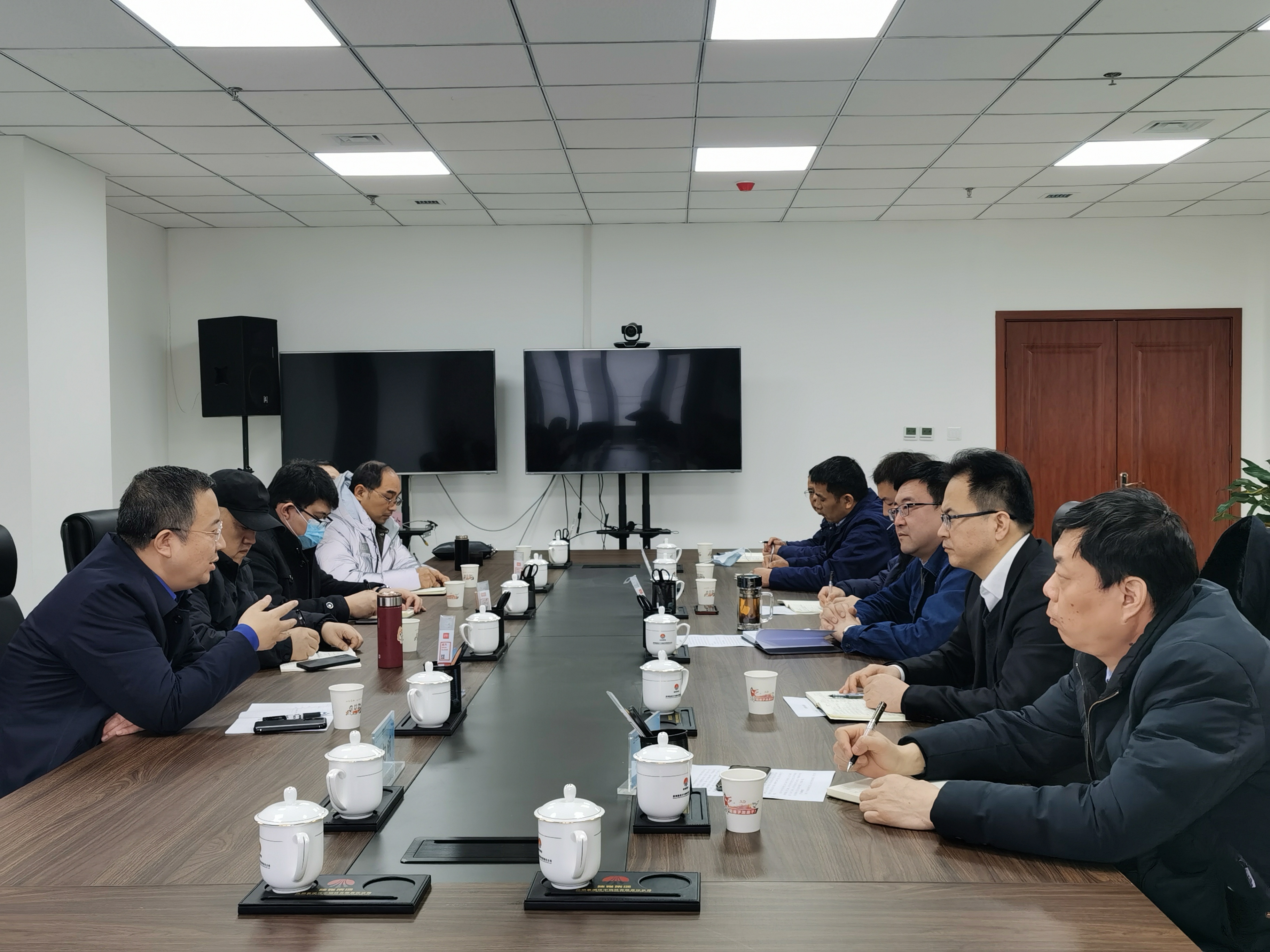 中储国能一行来公司进行新能源技术交流座谈 中储国能一行来公司进行新能源技术交流座谈