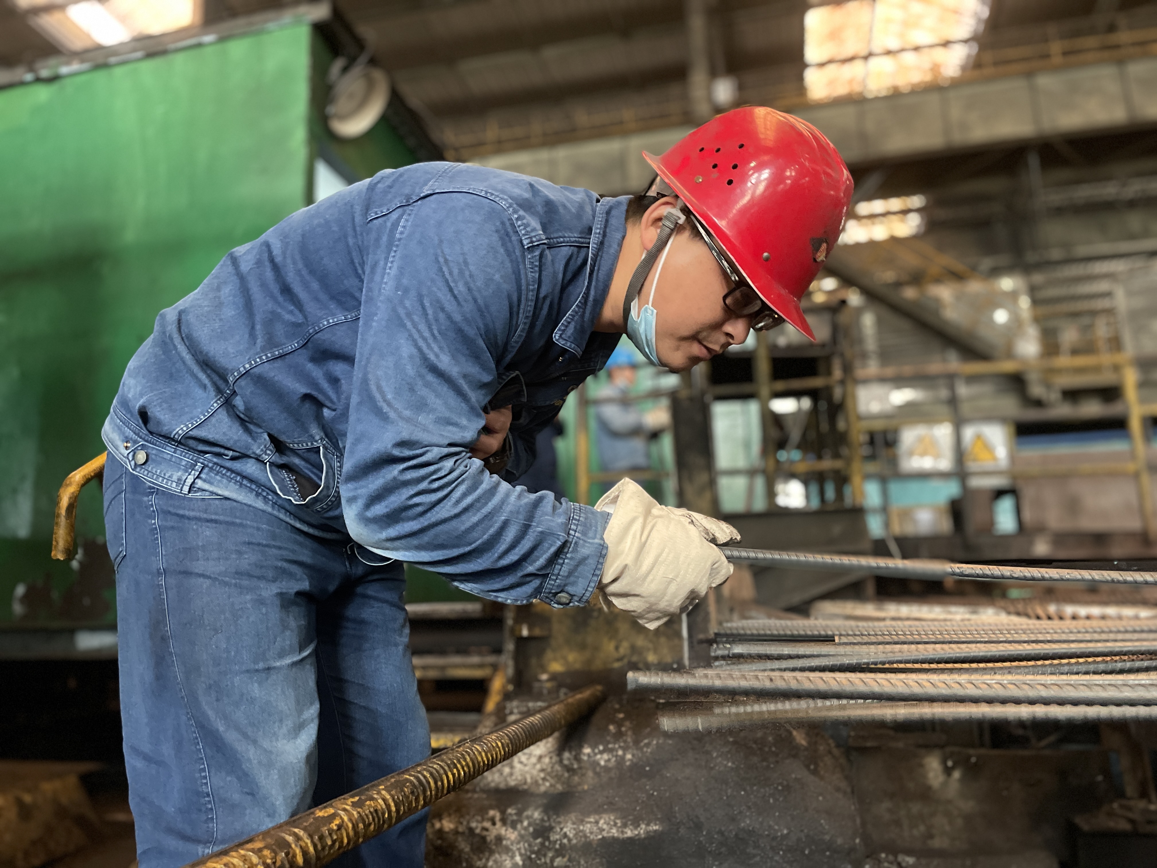 “铁人”精神绽放时代光芒  奋斗的红旗永不褪色 ——记2021年陕钢集团“先进工作者”黄超