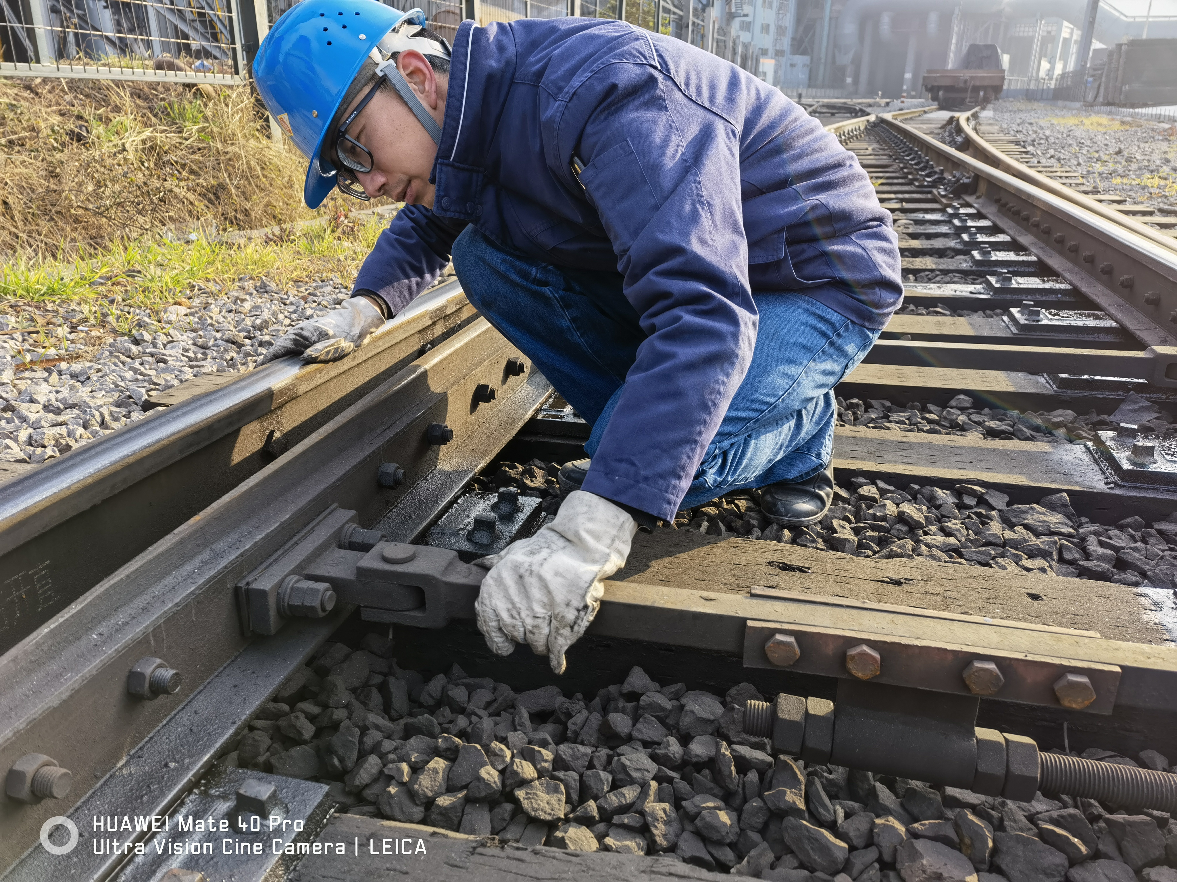 行走在铁运线上的“钢轨医生” 行走在铁运线上的“钢轨医生”