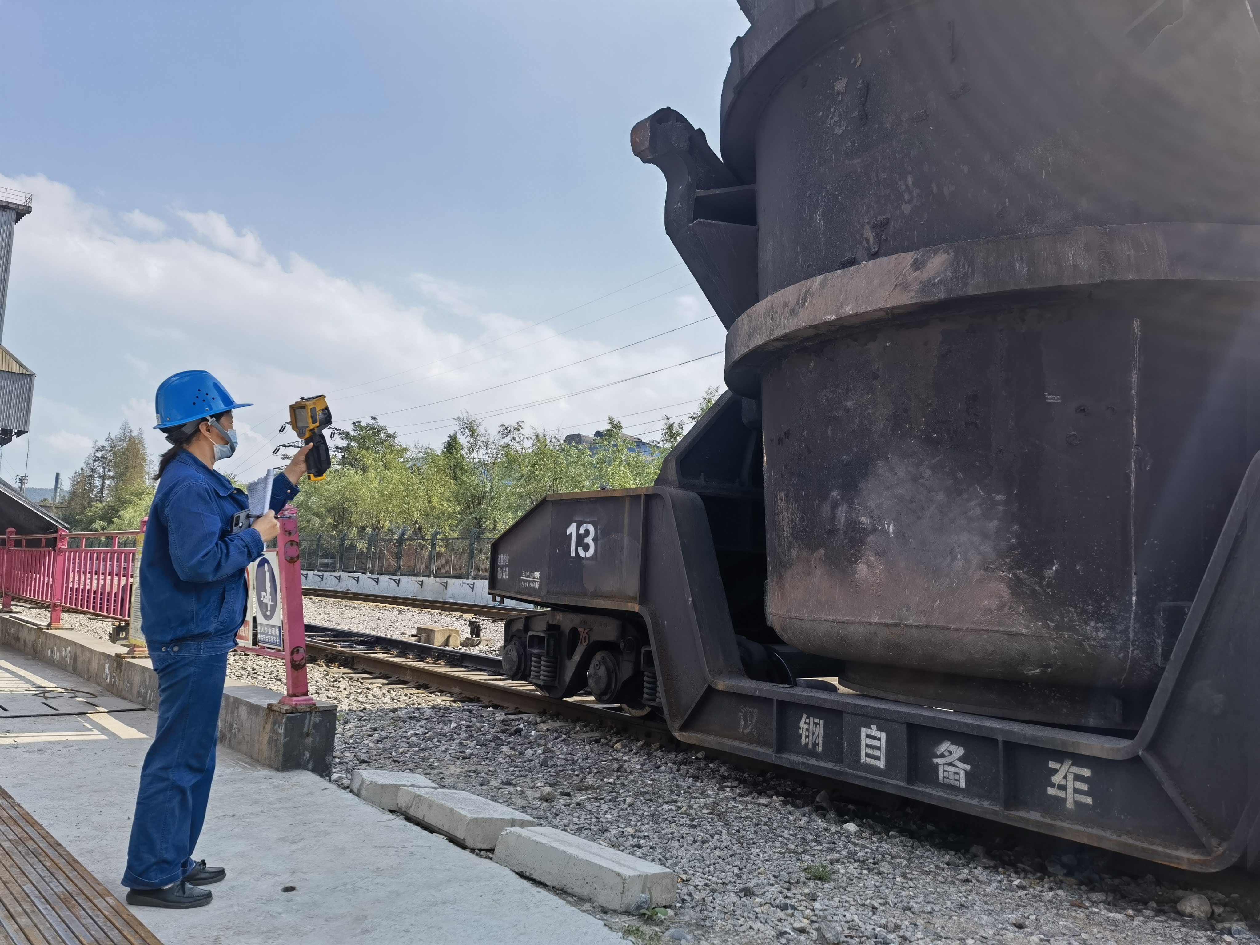 行走在铁运线上的“钢轨医生” 行走在铁运线上的“钢轨医生”