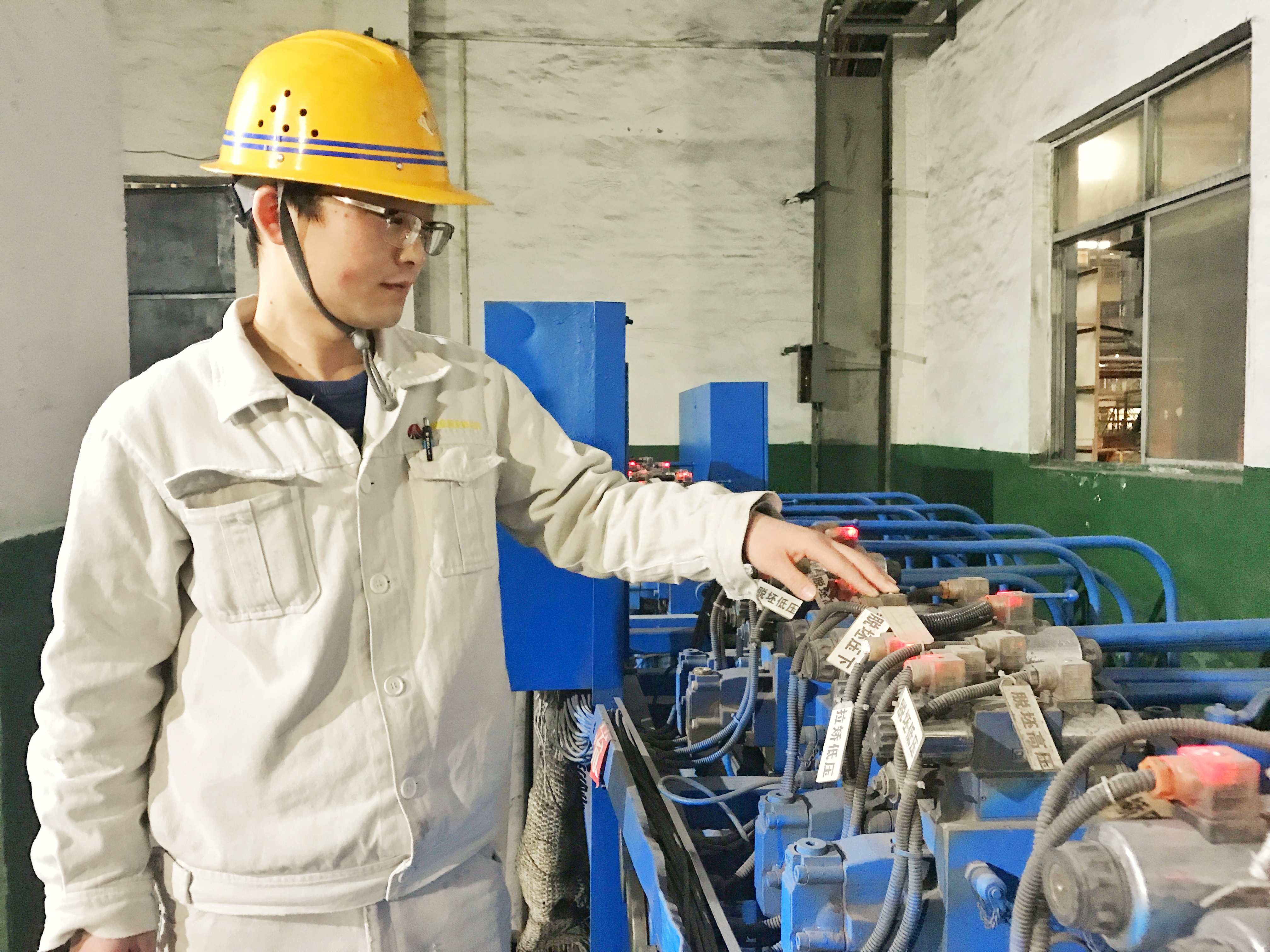 “细”字当头勇担当----记陕钢集团先进工作者申超锋 “细”字当头勇担当----记陕钢集团先进工作者申超锋