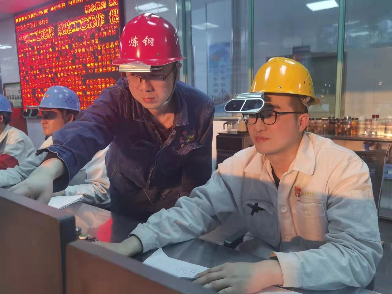有颜值，还有技术，这个炼钢小伙“自带光环”！