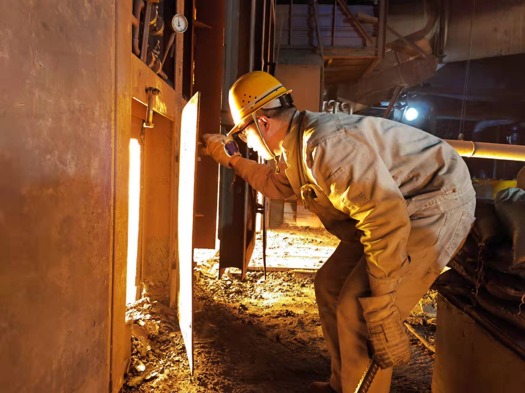 有颜值，还有技术，这个炼钢小伙“自带光环”！