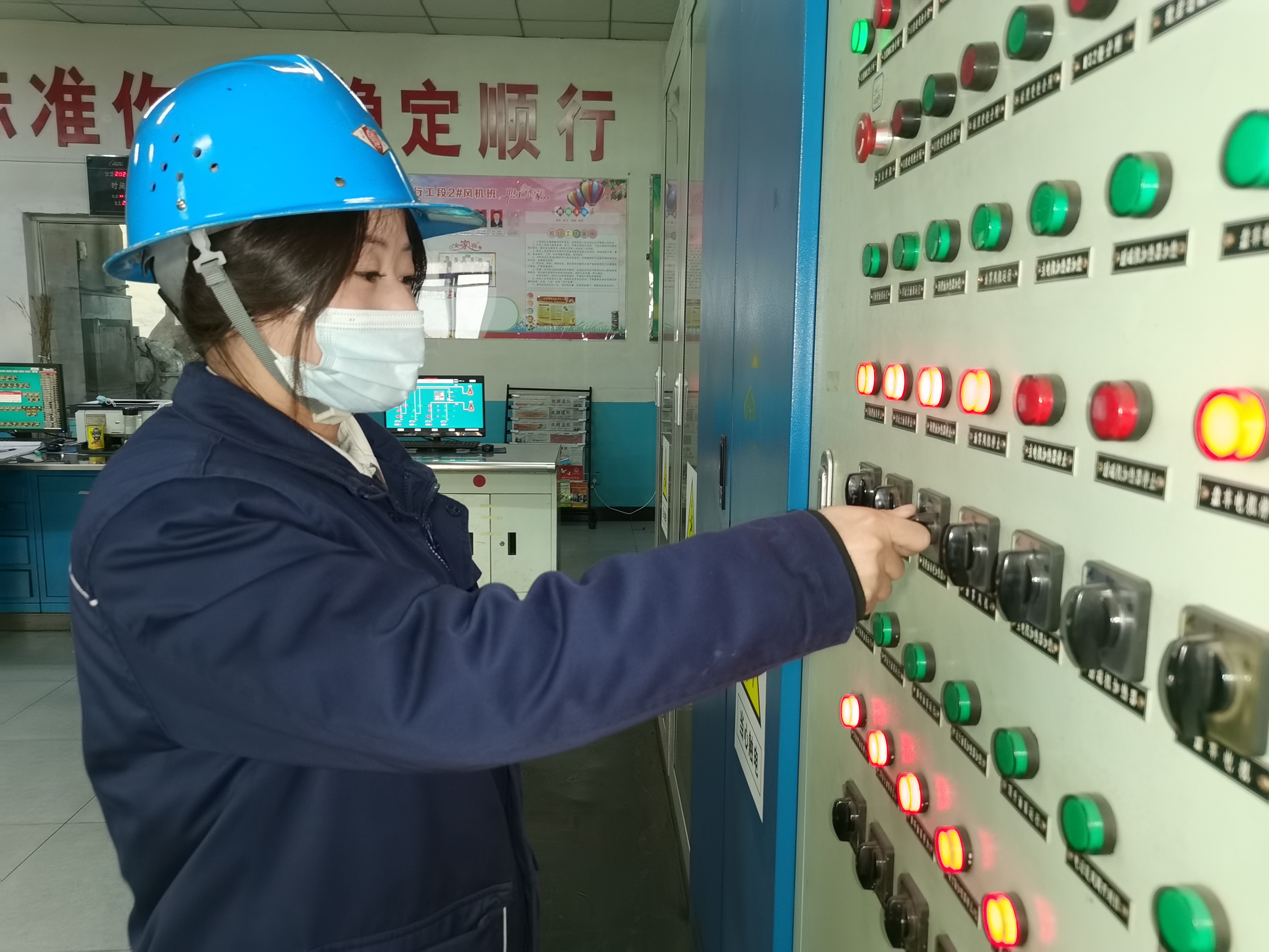 陕钢女工，汉江河边一抹娇艳