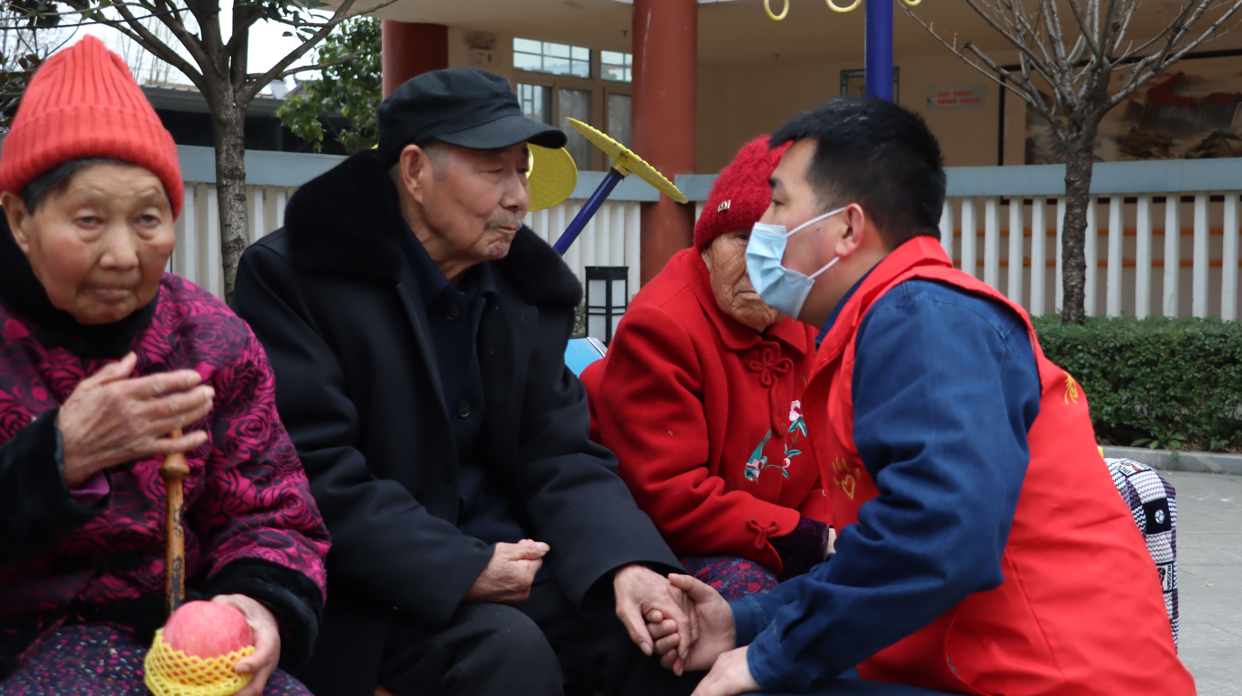 学习雷锋好榜样,“红马甲”情暖敬老院 学习雷锋好榜样,“红马甲”情暖敬老院