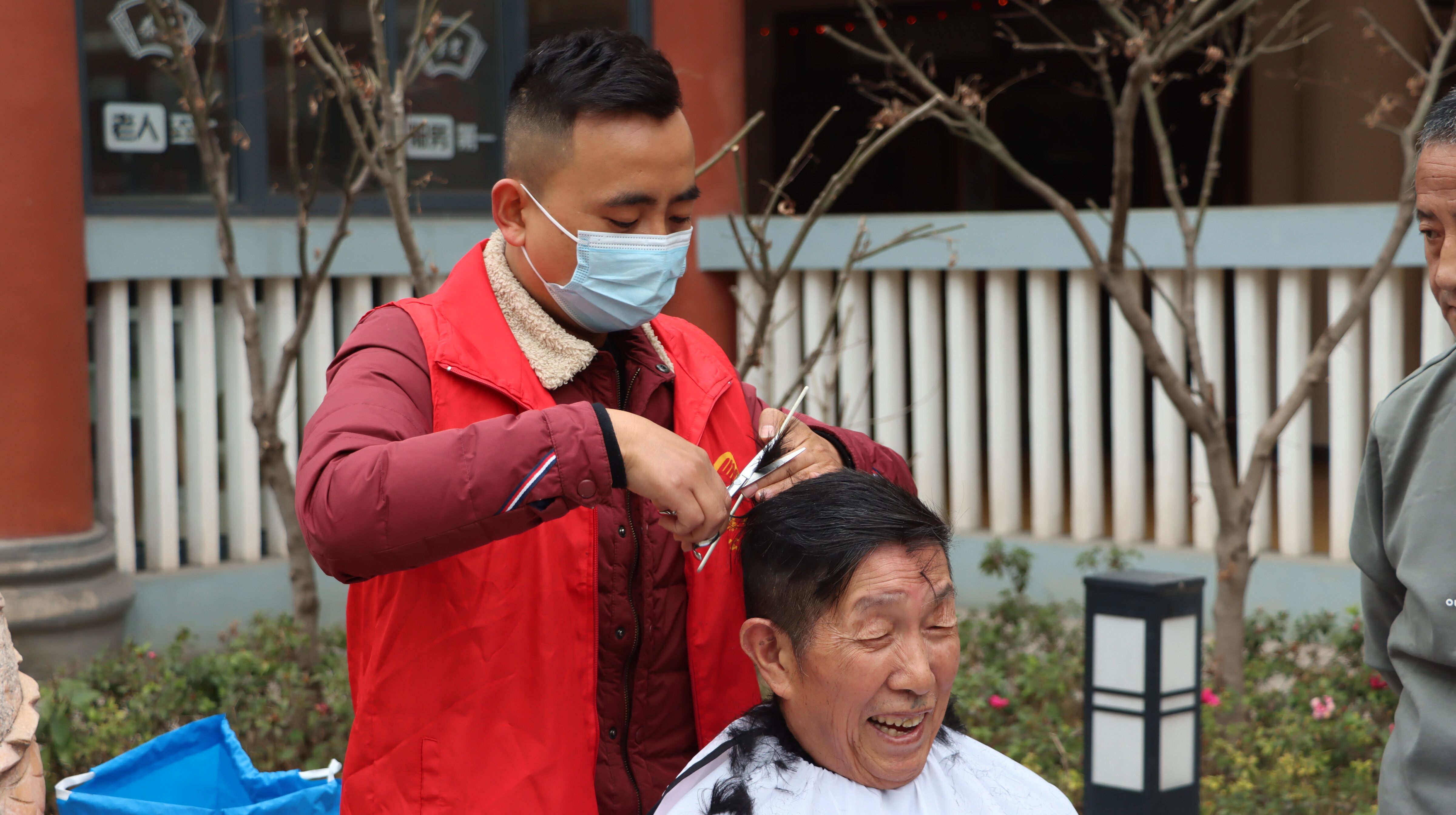 学习雷锋好榜样,“红马甲”情暖敬老院 学习雷锋好榜样,“红马甲”情暖敬老院