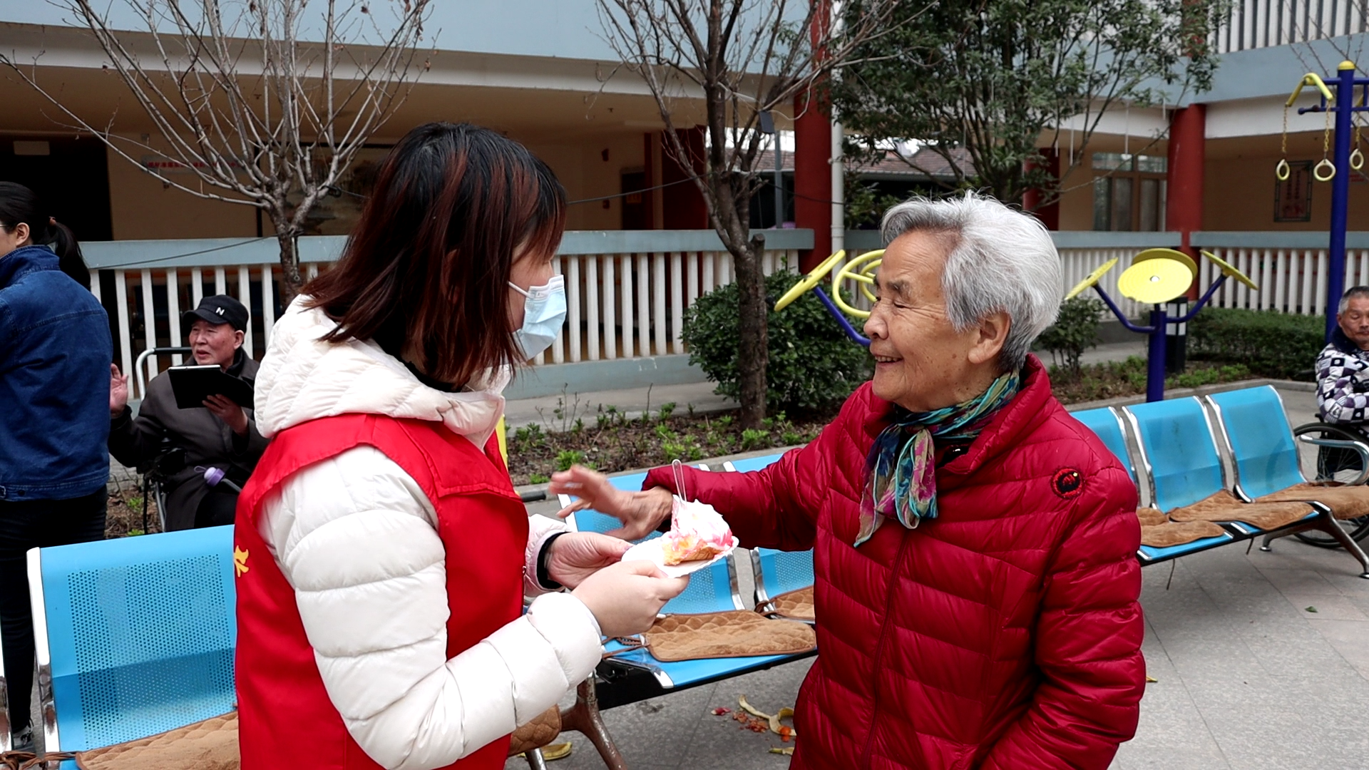 学习雷锋好榜样,“红马甲”情暖敬老院 学习雷锋好榜样,“红马甲”情暖敬老院