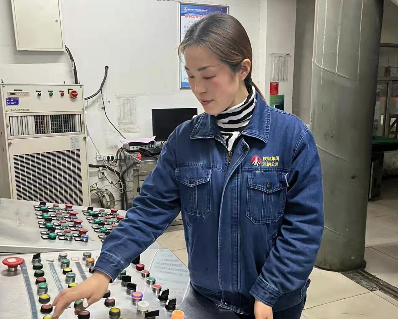 始于钢水汇八流 ,巾帼亦可撑长舟 ——记汉钢公司“巾帼能手”姜磊 始于钢水汇八流 ,巾帼亦可撑长舟 ——记汉钢公司“巾帼能手”姜磊