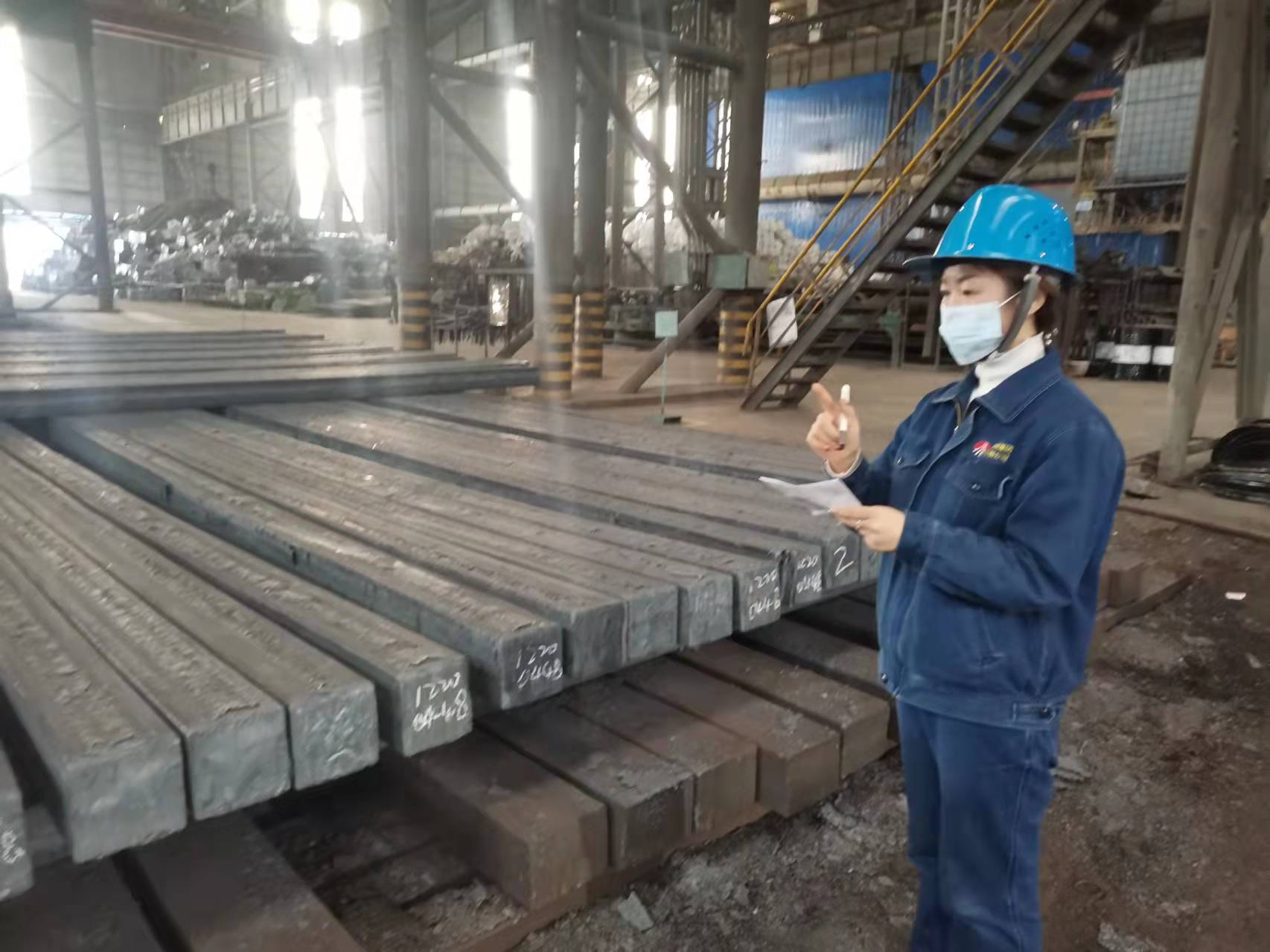 始于钢水汇八流 ,巾帼亦可撑长舟 ——记汉钢公司“巾帼能手”姜磊 始于钢水汇八流 ,巾帼亦可撑长舟 ——记汉钢公司“巾帼能手”姜磊